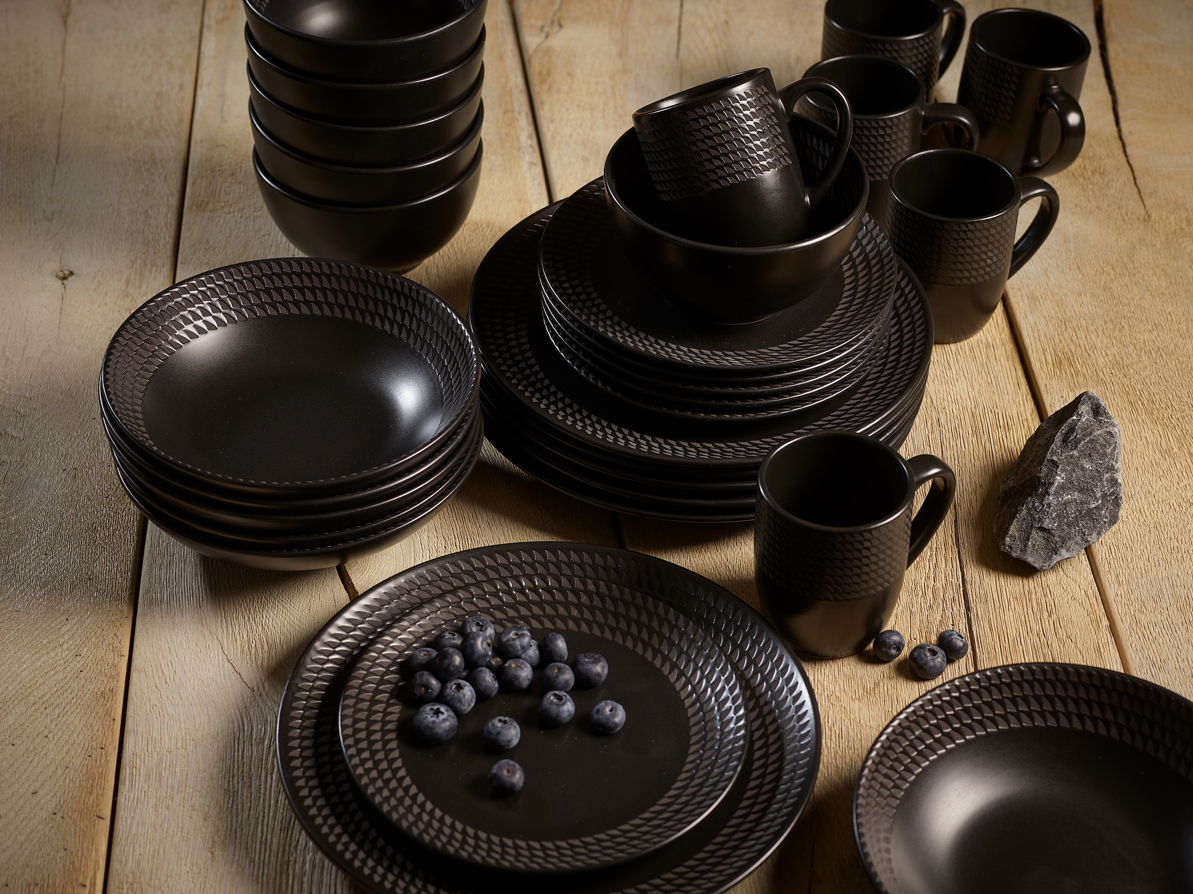 ECHTWERK Kombiservice »"BlackStyle", Schwarz«, (Set, 30 tlg.), Stilvolles Geschirrset mit markanter Struktur, hochwertige Stoneware