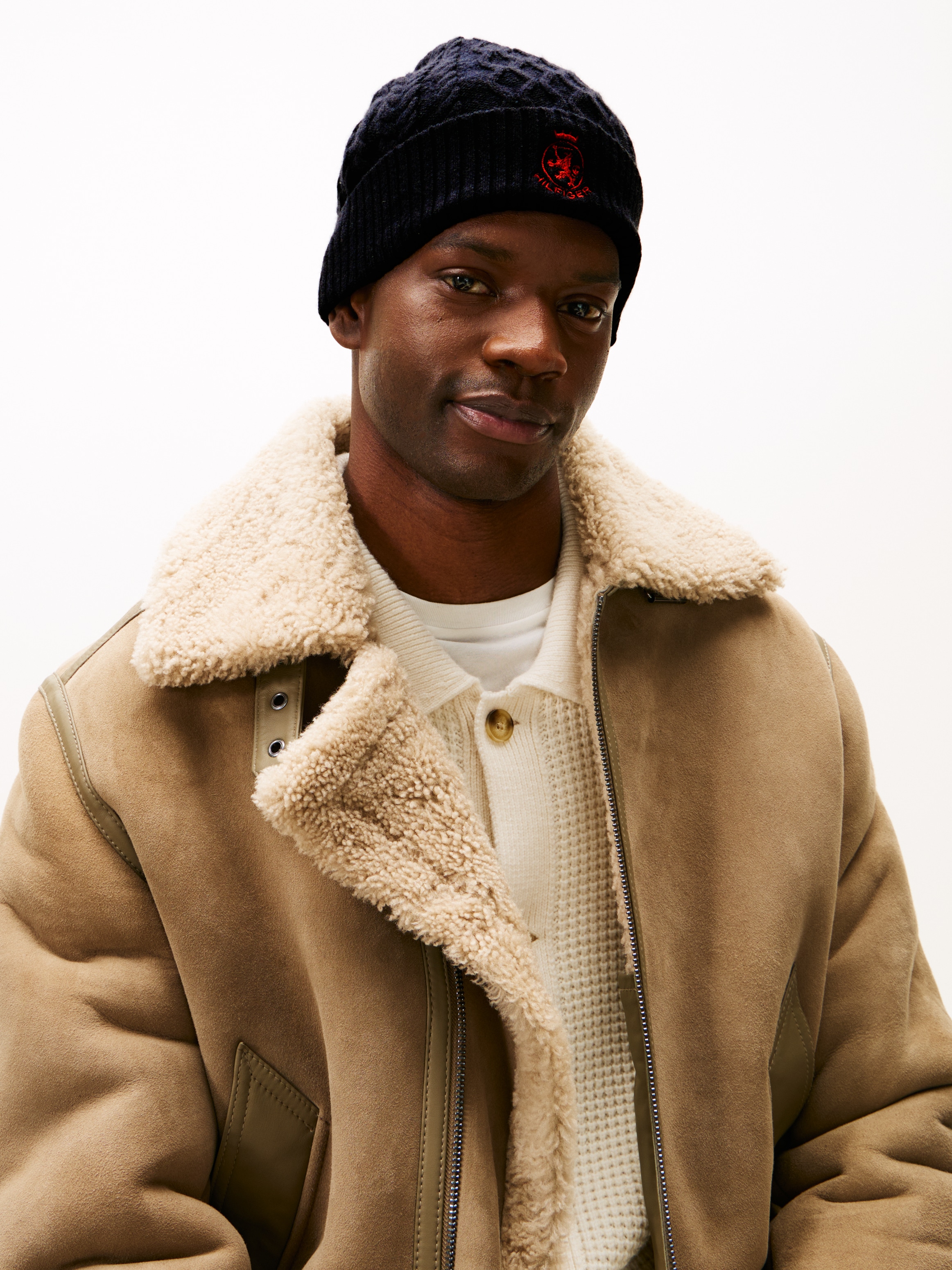 Tommy Hilfiger Beanie »TH CREST KNIT« Zopfstrickmuster, mit TH-Wappen