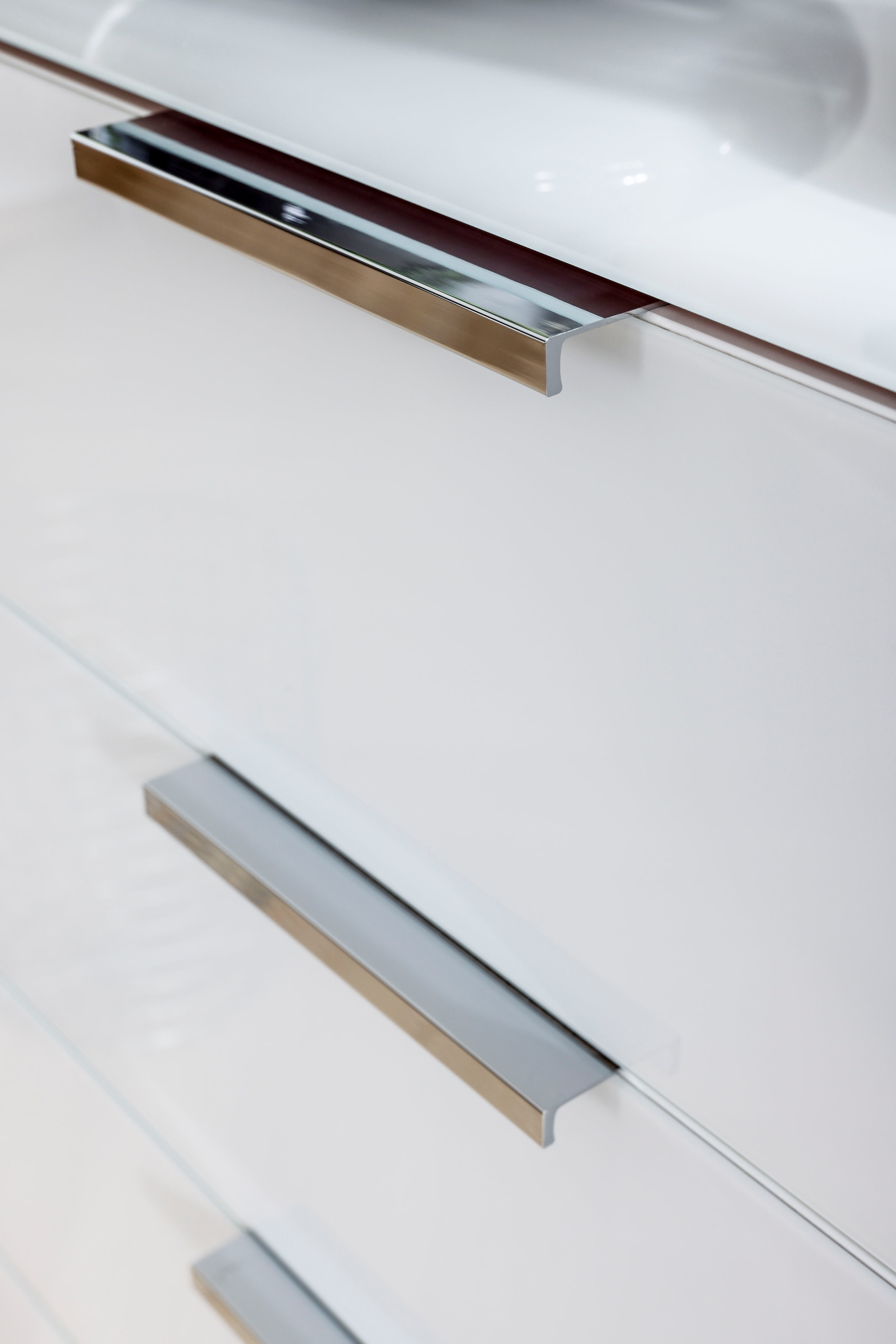 rauch Kombikommode »Kommode Türkommode Sideboard Kombikommode FLIPP mit Glasfront«, (Breite 200 cm mit 2 Einlegeböden), 3-türig, 3 Schubladen, Soft-Close-Funktion, Oberboden und Front Glas