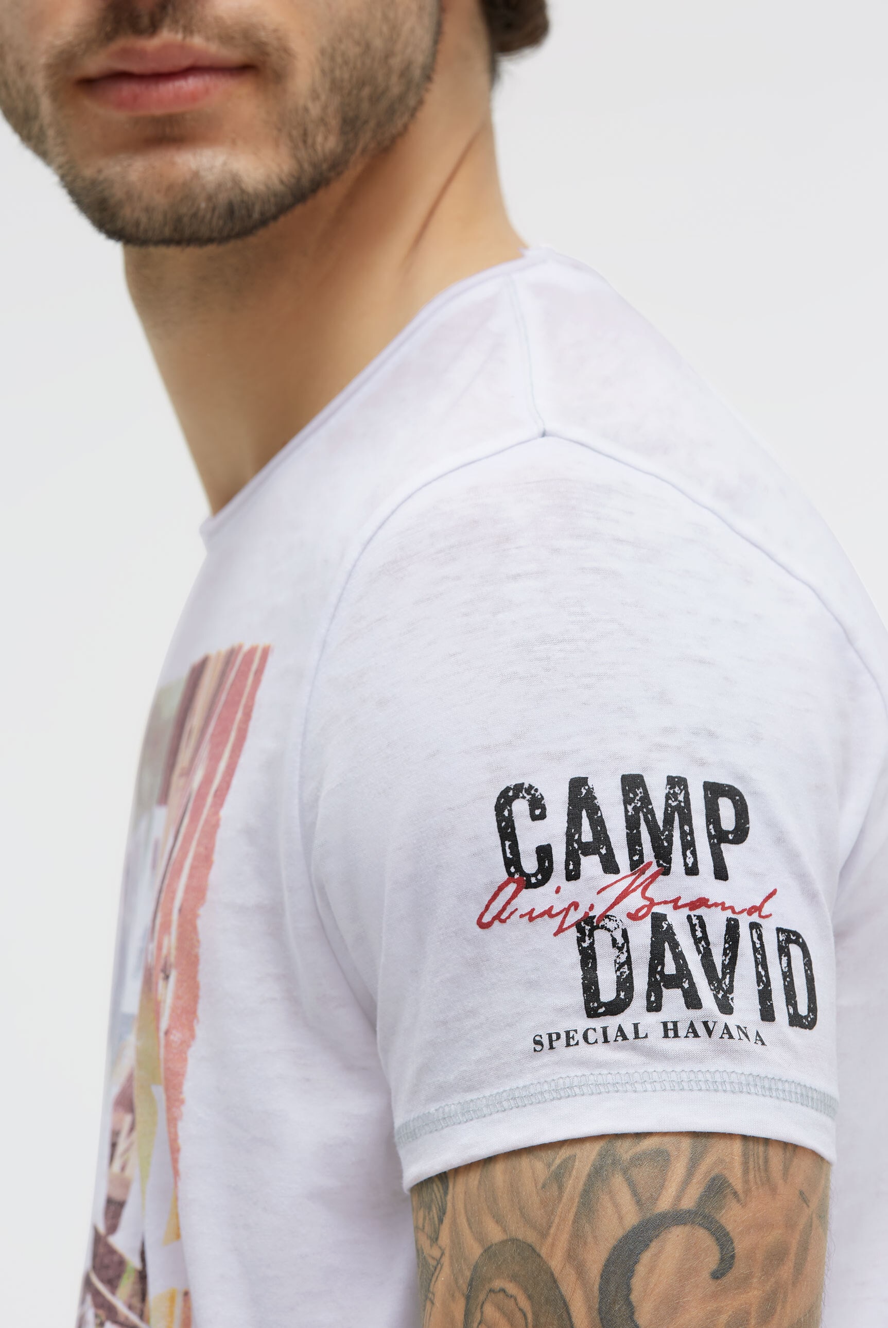 CAMP DAVID Rundhalsshirt mit offener Kante am Ausschnitt