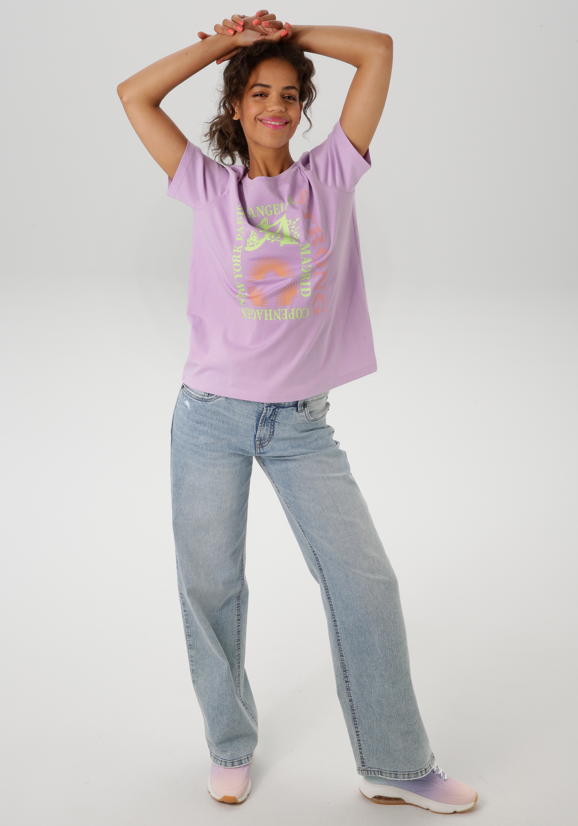 Aniston CASUAL T-Shirt, mit farbharmonischen Frontprint aus Foliendruck