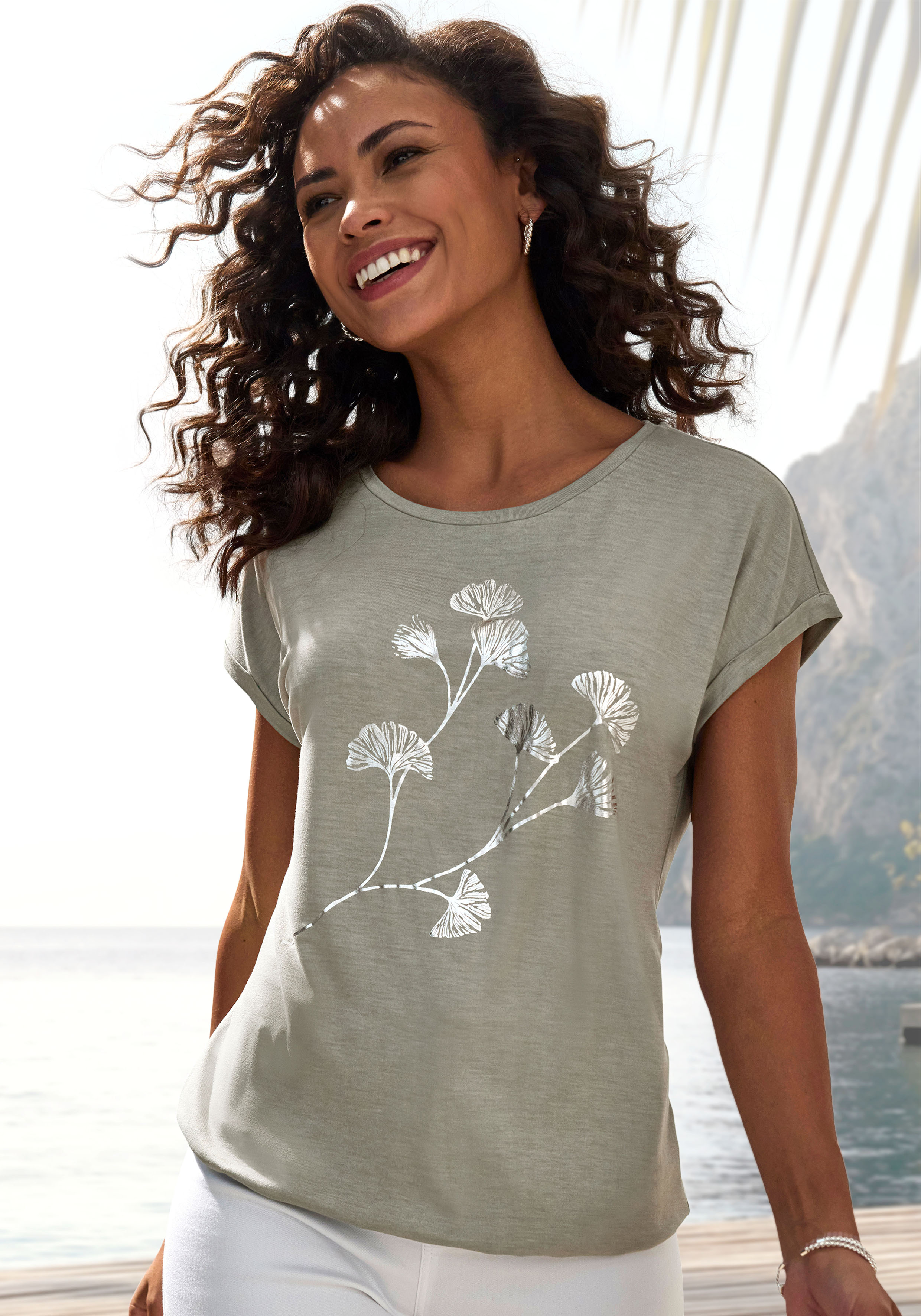 LASCANA Kurzarmshirt "mit schimmerndem Blumenprint" Sommershirt aus luftiger Viskose-Qualität
