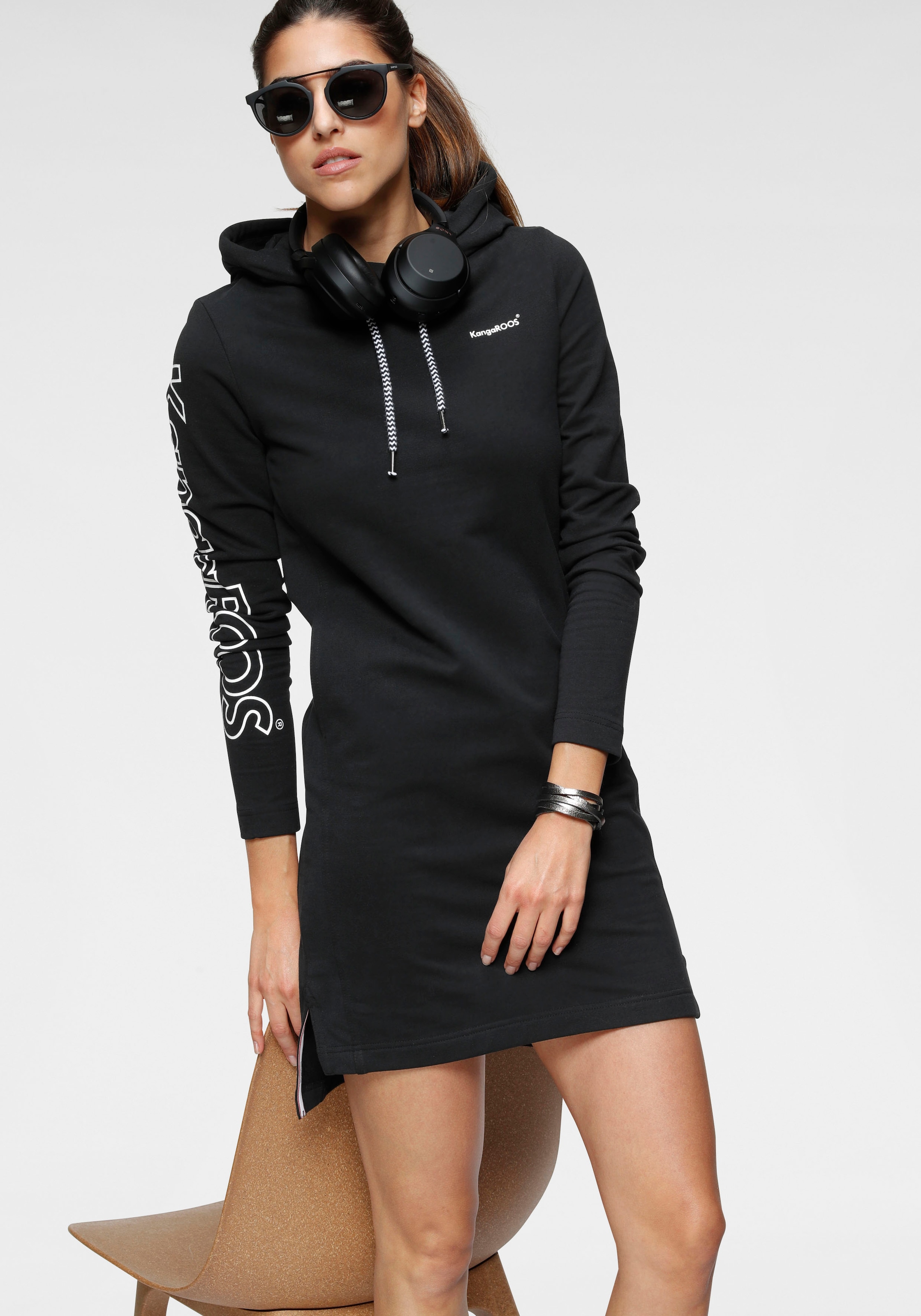 KangaROOS Sweatkleid, mit Kapuze \u0026 großem Schriftzug-Druck am Arm für  kaufen | BAUR