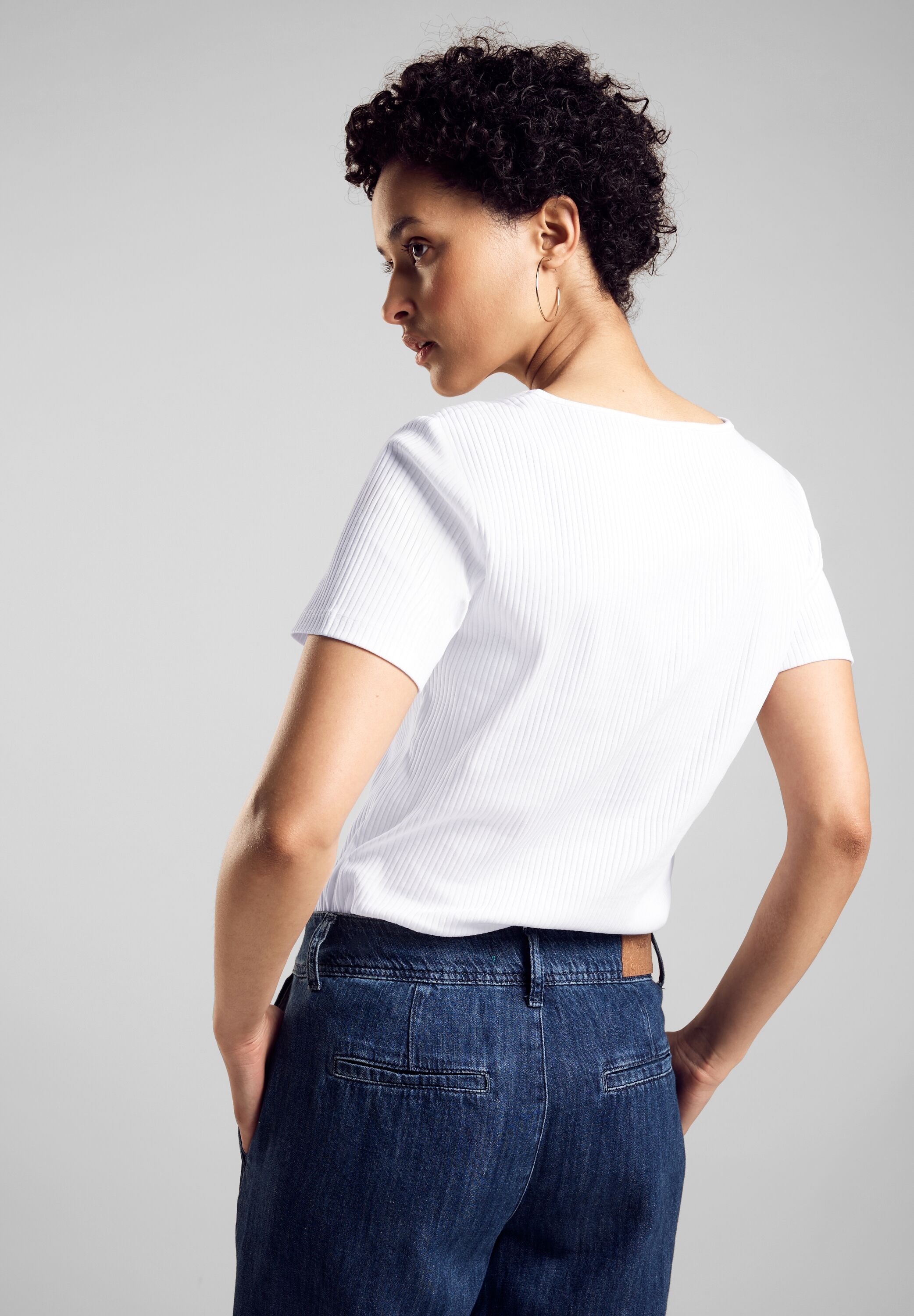 STREET ONE Kurzarmshirt, Rippoptik und V-Ausschnitt mit Schlitz