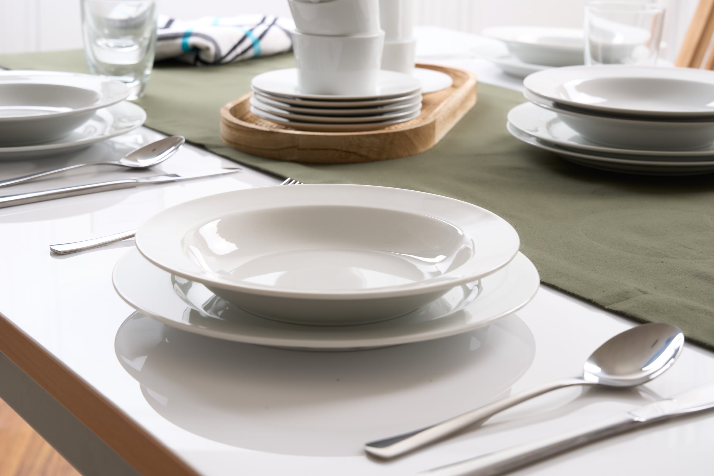 Retsch Arzberg Tafelservice »HEIKE WEISS, Geschirr-Set 12-teilig, Teller-Set aus Porzellan, rund«, (Set, 12 tlg., 6x Suppenteller 21 cm, 6x Speiseteller 25 cm, rund, Fahnenform), Tafelgeschirr in zeitlosem Design - für jeden Anlass und jedes Alter