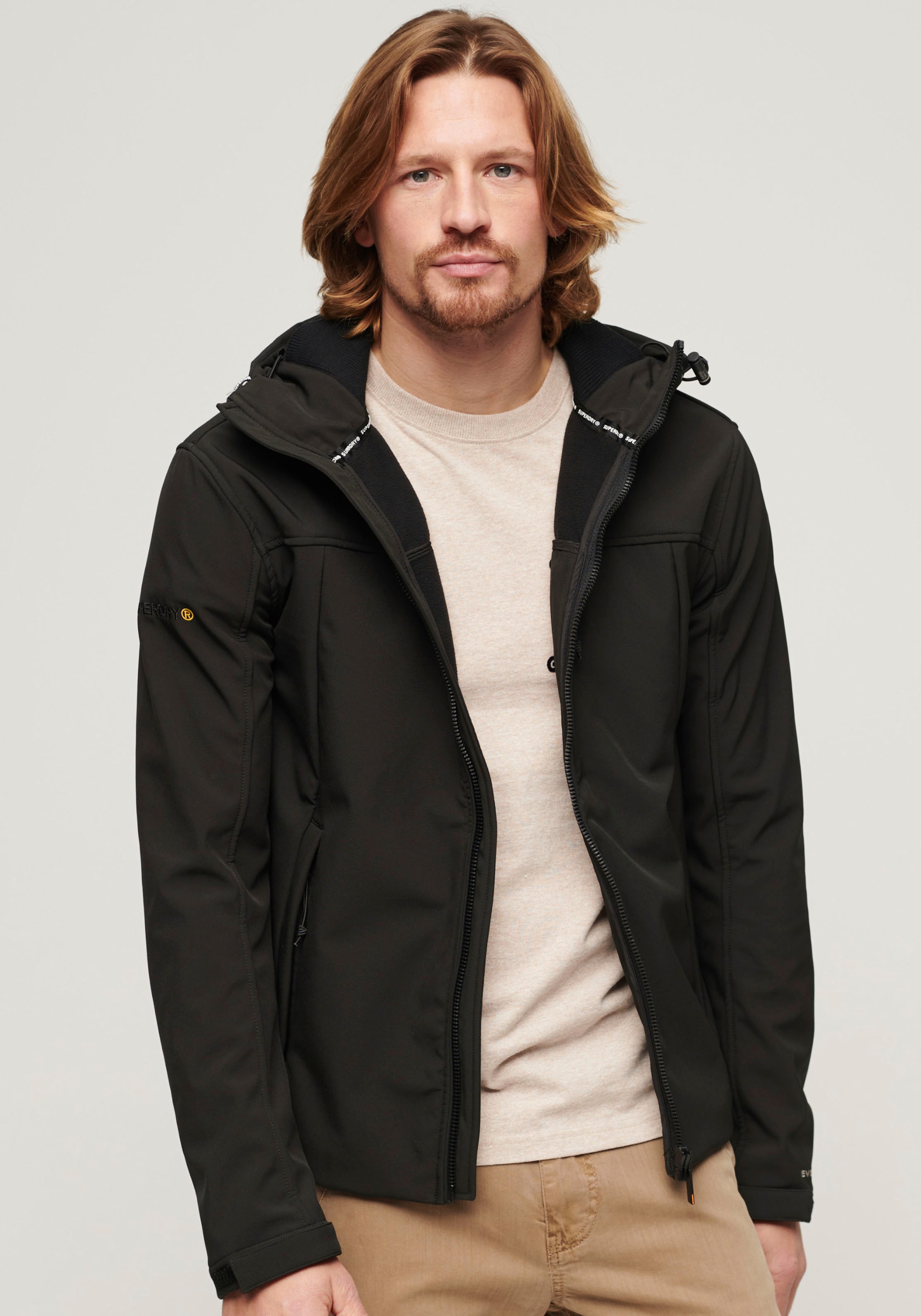 Superdry Softshelljacke "SD-HOODED SOFT SHELL TREKKER JKT", mit Kapuze