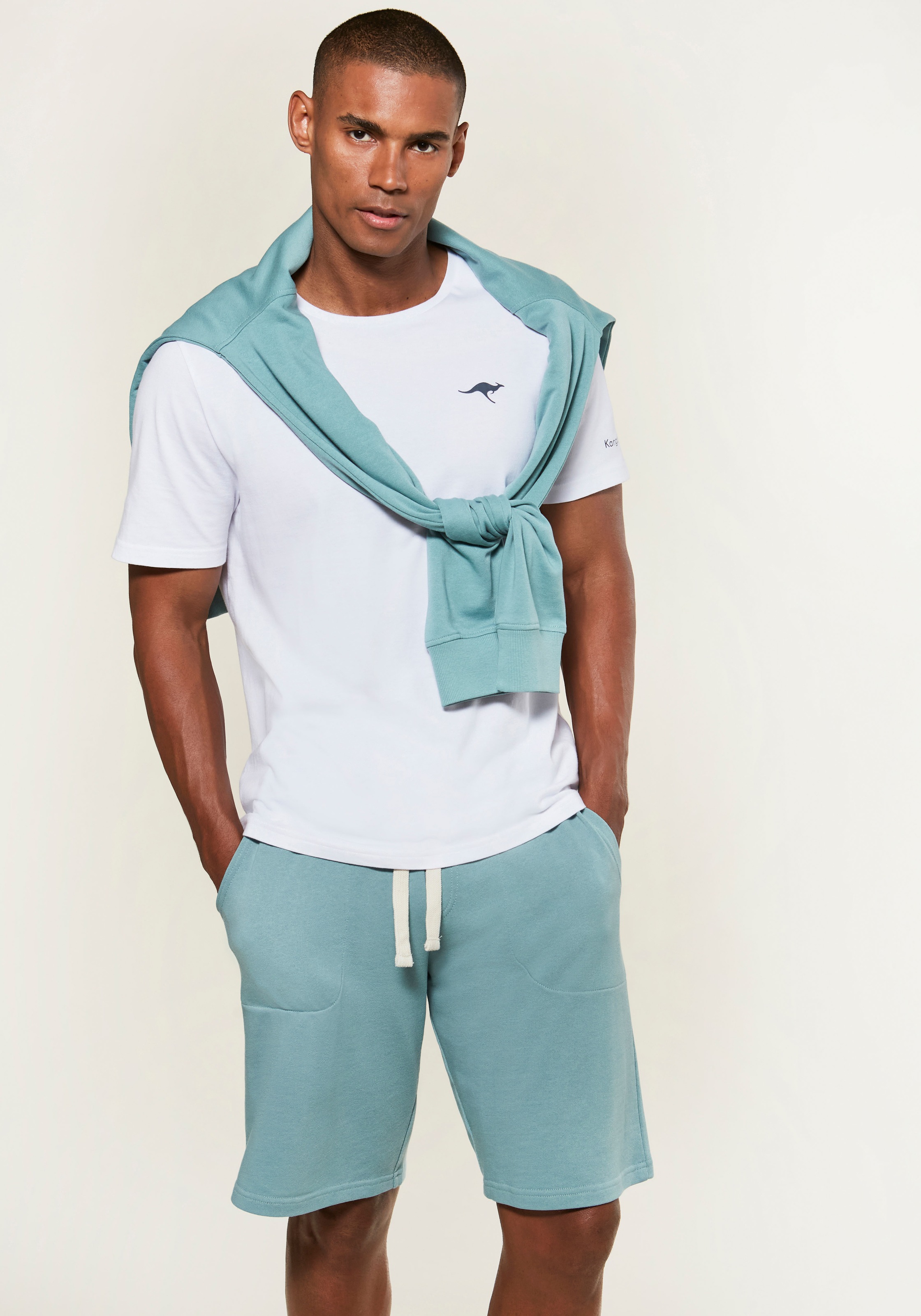 KangaROOS Sweatshorts, seitliche Taschen, kontrast Bänder