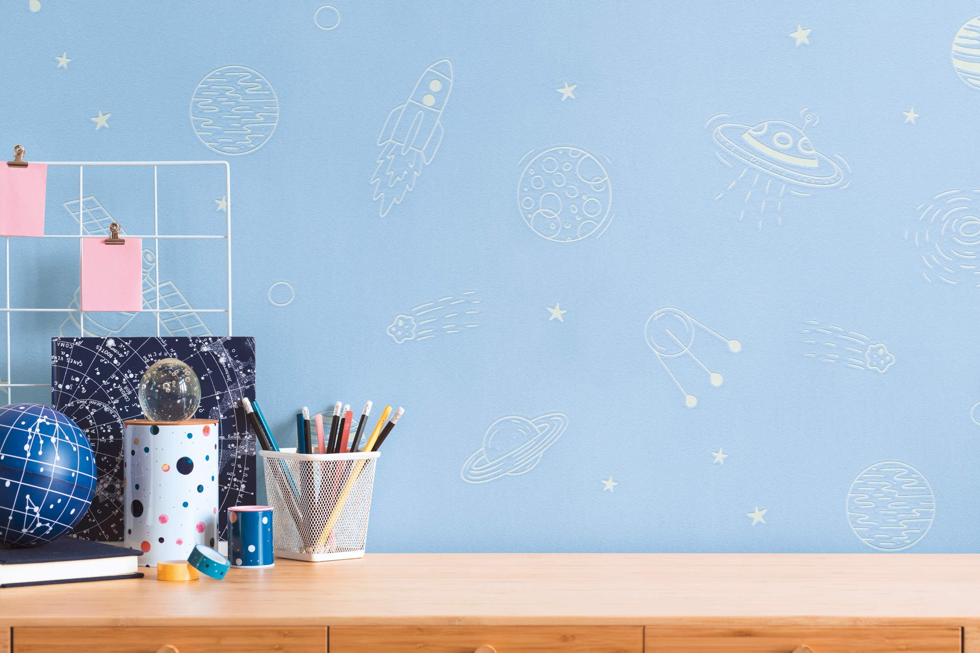 living walls Vliestapete "Kids Studio Weltraum – Kinderzimmer Vliestapete mit Leuchteffekt" Weltall grafisch leicht glänzend glatt Raketen, Planeten und Sterne mit Leuchteffekt im Dunkeln