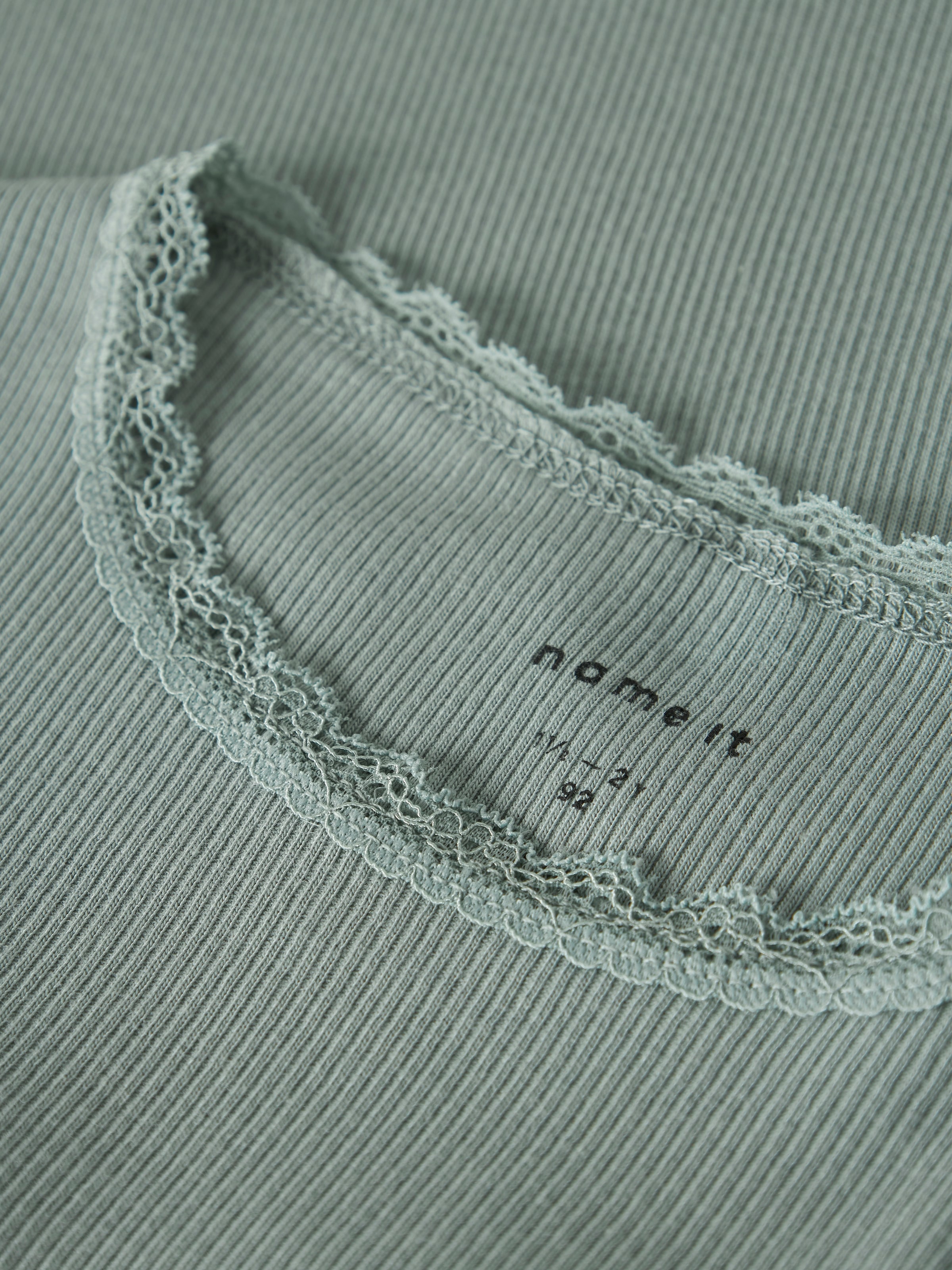 Name It Langarmshirt »NMFKAB LS TOP NOOS«, in Feinripp und mit süßer Spitzenkante am Ausschnitt