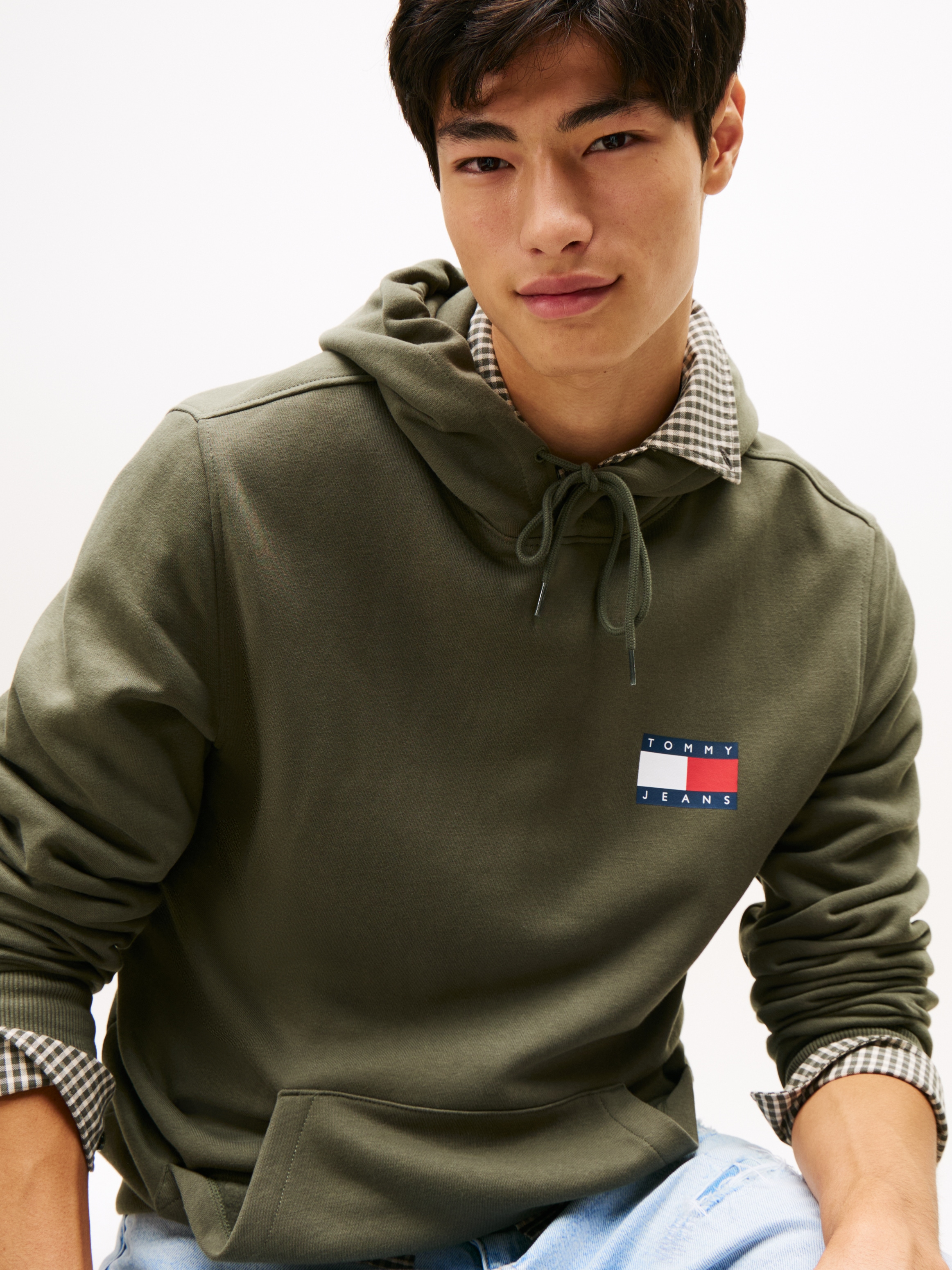 Tommy Jeans Sweatshirt »TJM REG ESSENTIAL FLAG HOOD EXT«, mit bedruckten Markenlogo auf Brusthöhe