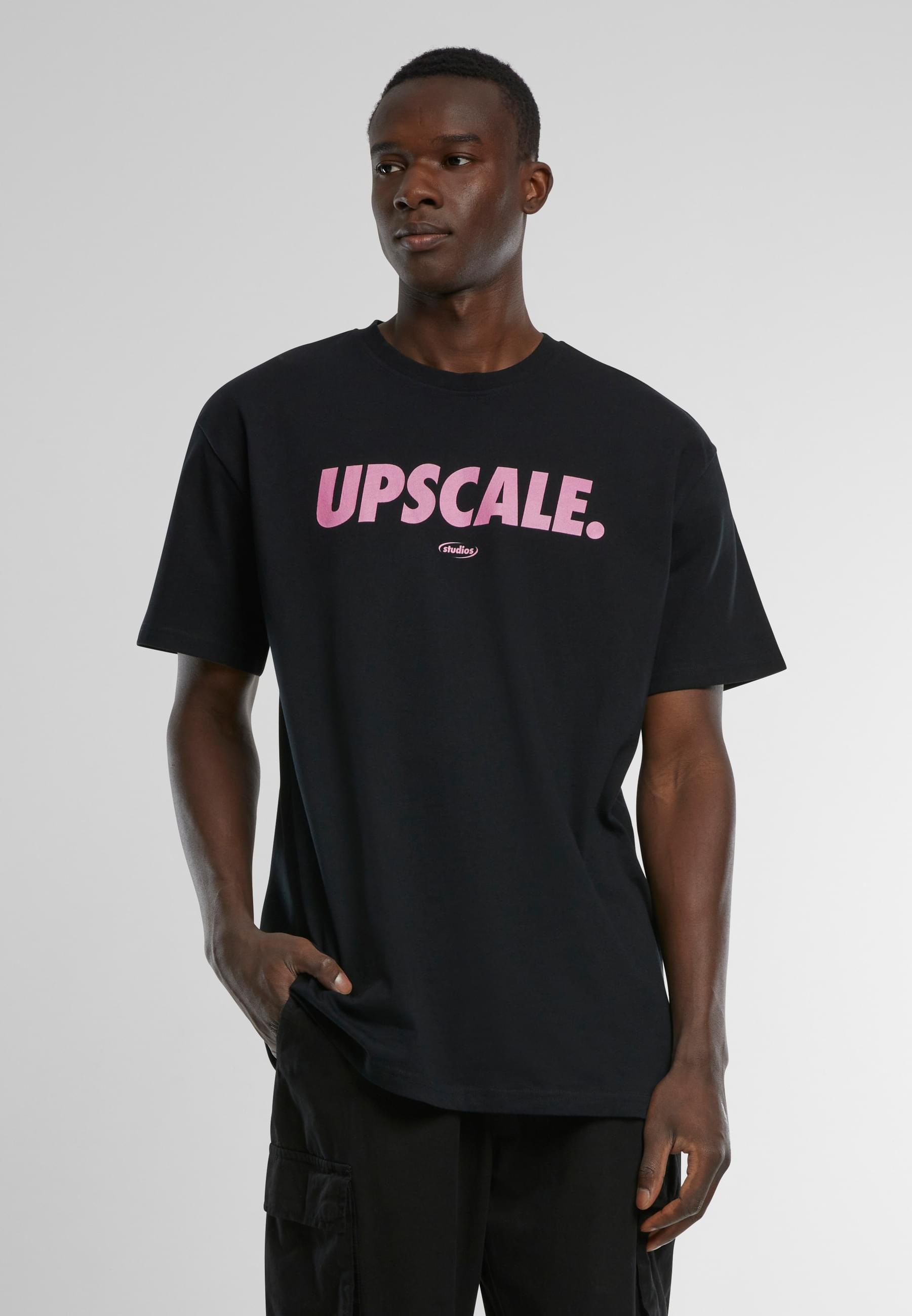 Thumbnail - Upscale by Mister Tee T-Shirt "Upscale by Mister Tee Upscale Sport Font Oversize Tee" 1 Stk.