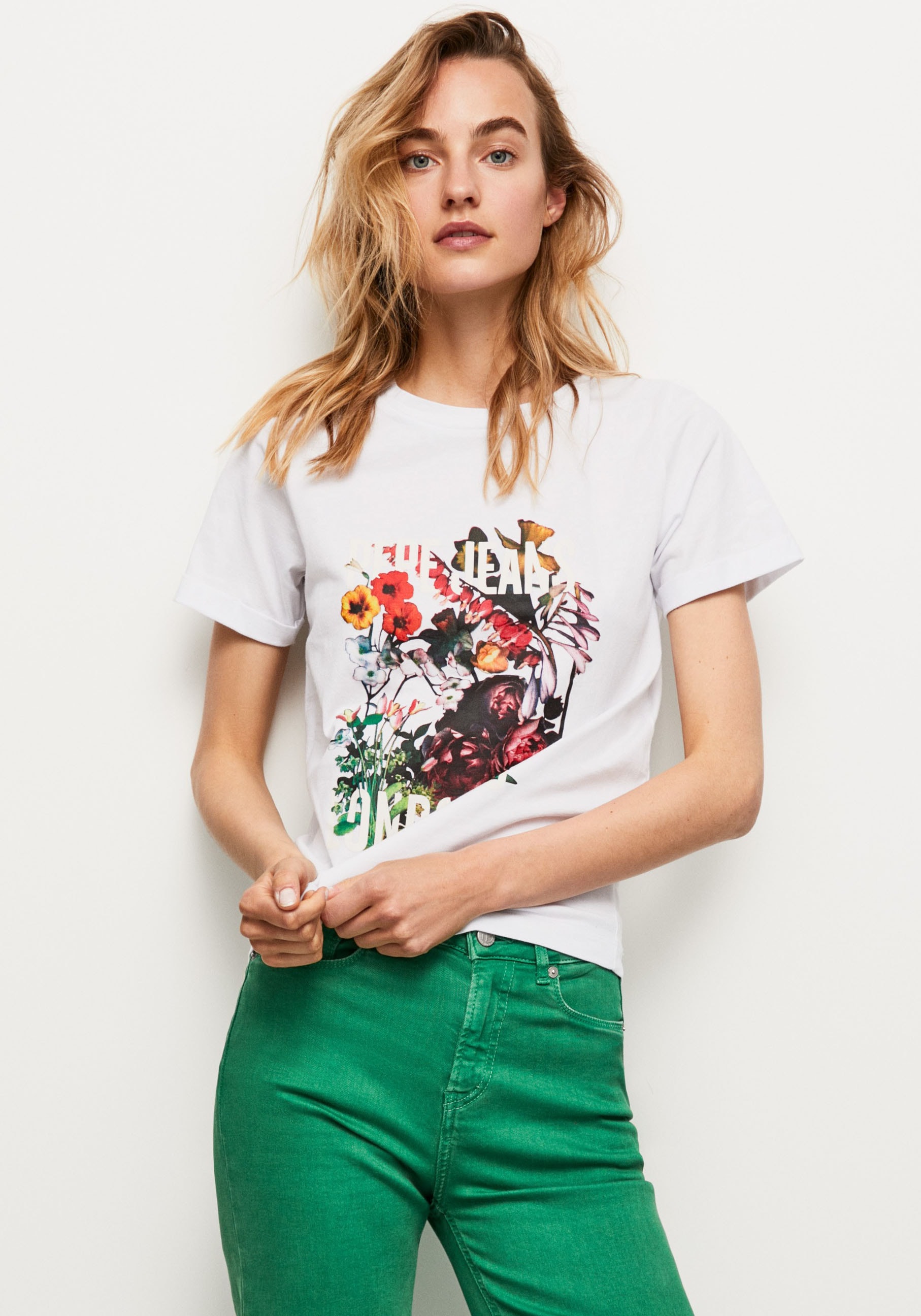 oversized T-Shirt, Frontprint markentypischem und BAUR | mit bestellen tollem für Jeans Passform Pepe in