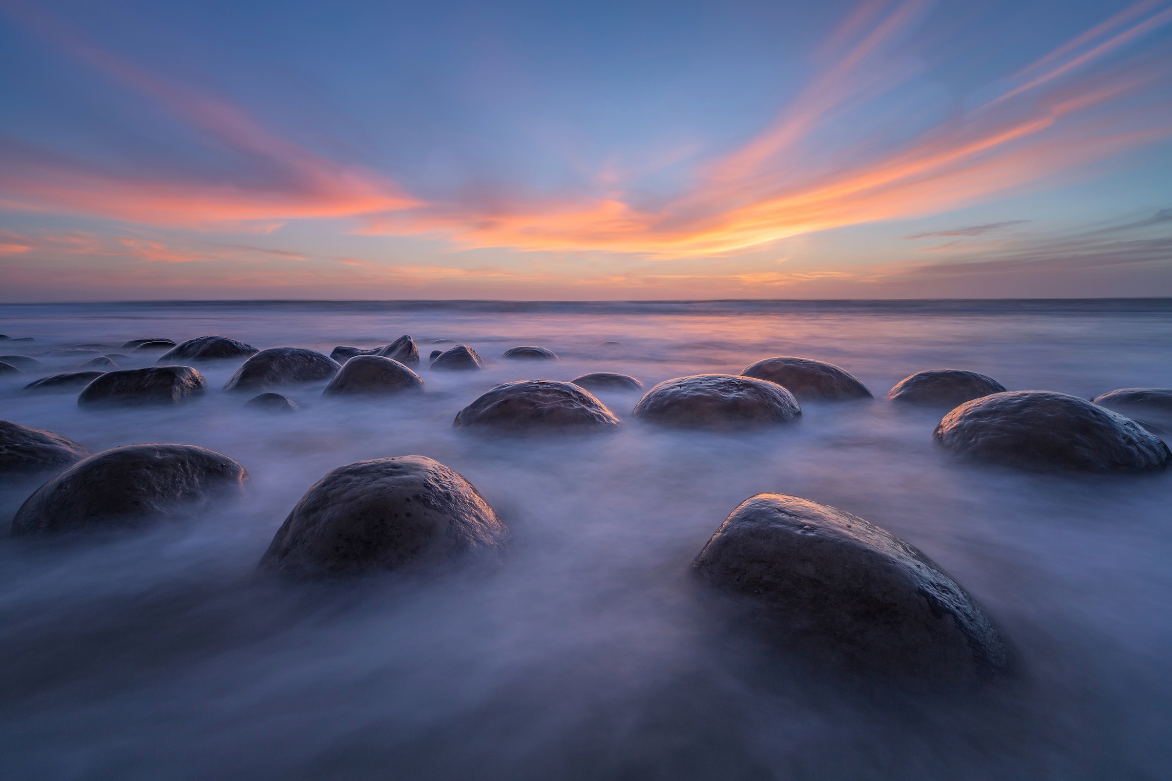 Papermoon Fototapete "Photo-Art APRIL XIE, SONNENUNTERGANG AM BOWLING-BALL-STRAND"