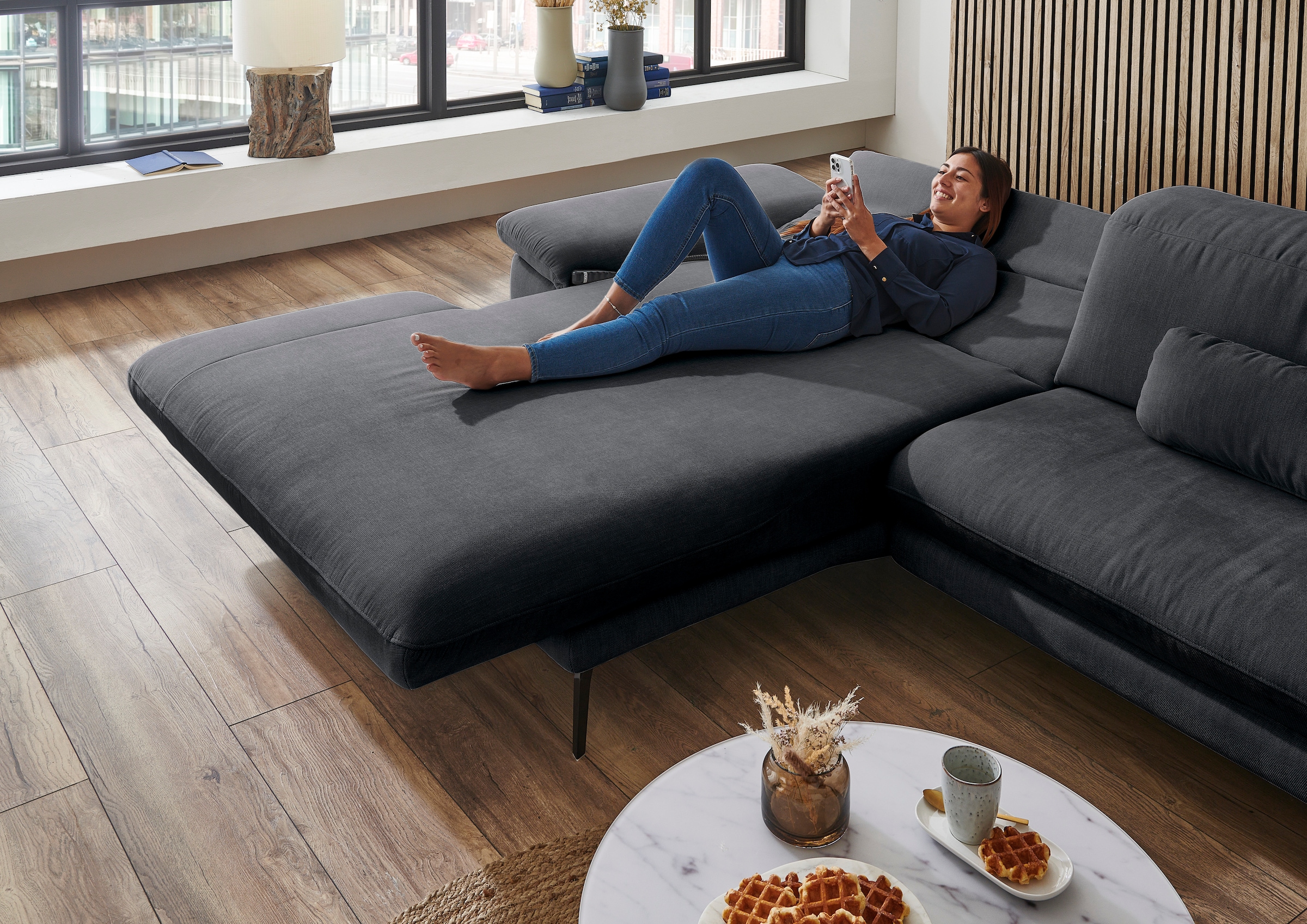 Die PlanBar Ecksofa »MP-IN22025 L-Form«, mit Kopfteilverstellung, wahlweise mit motorischem Canape