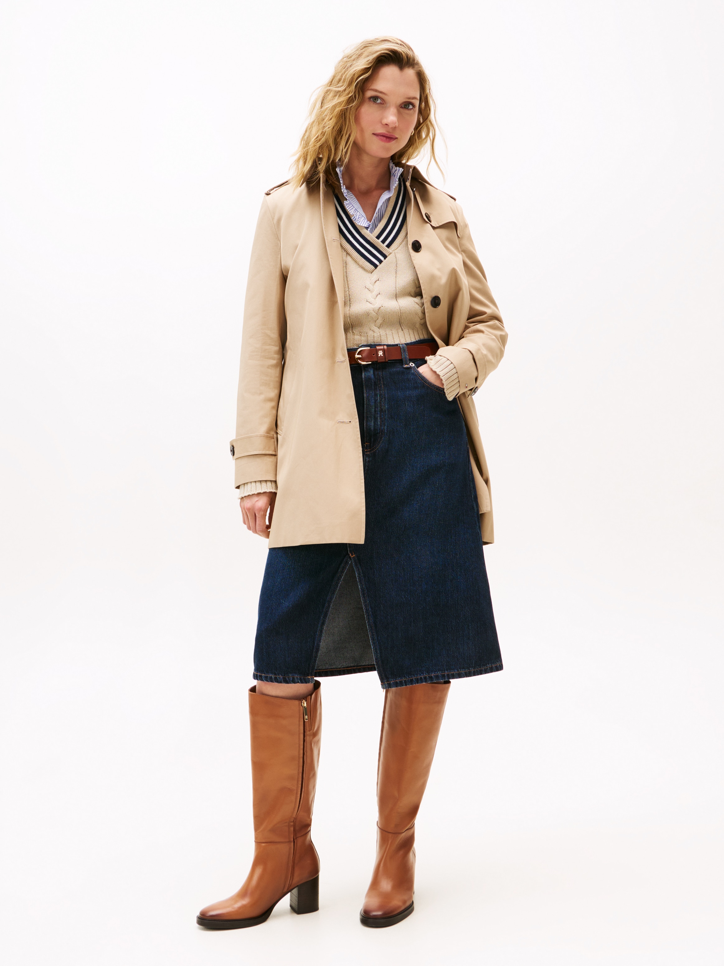 Tommy Hilfiger Stiefel »STACKED HEEL LEATHER LONG BOOT«, Blockabsatz, Langschaftstiefel mit goldfarbenem Logo-Schmuckelement