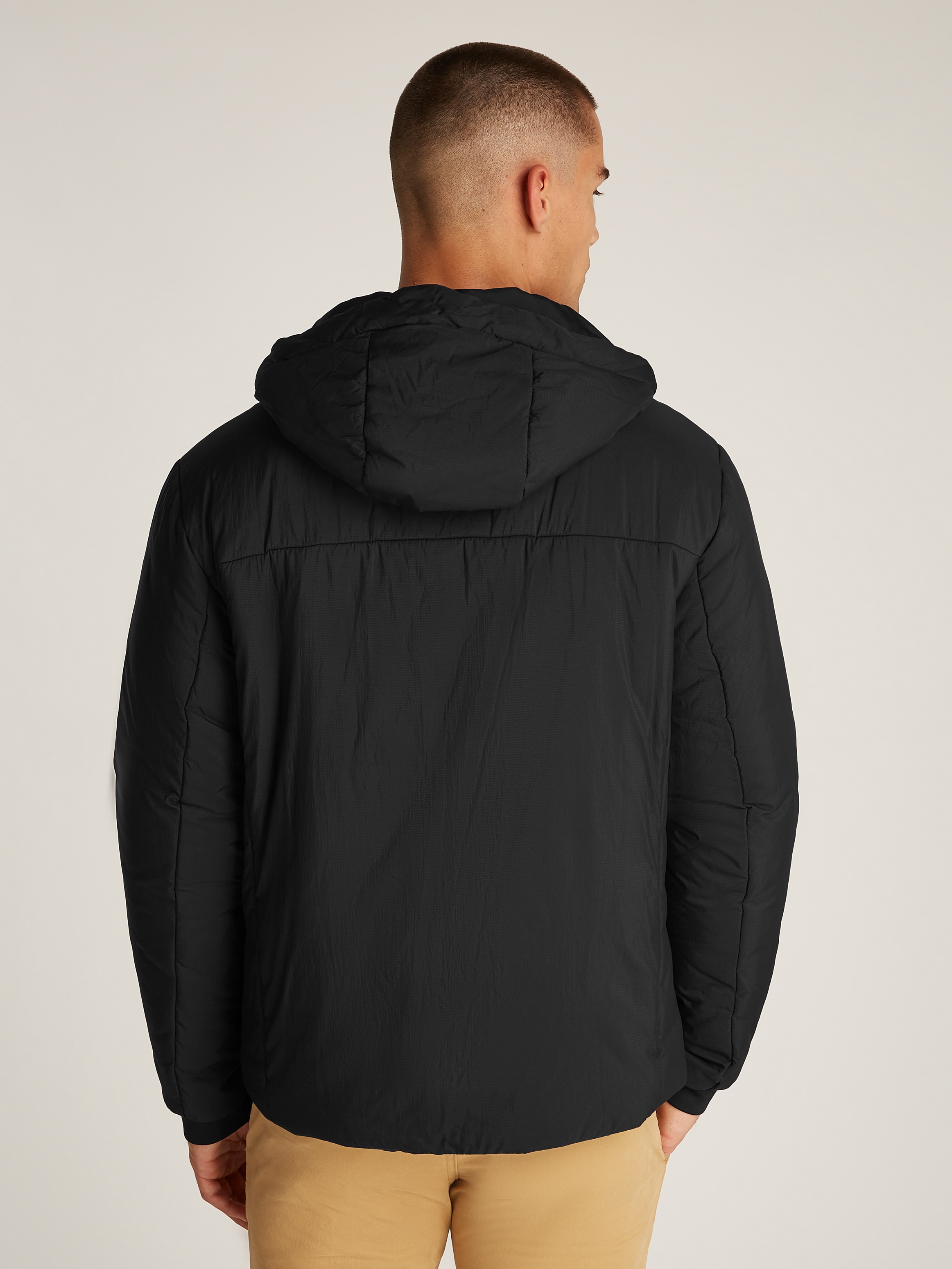 Tommy Jeans Kurzjacke »TJM LT POLY JACKET EXT«, mit Kapuze, mit Logostickerei