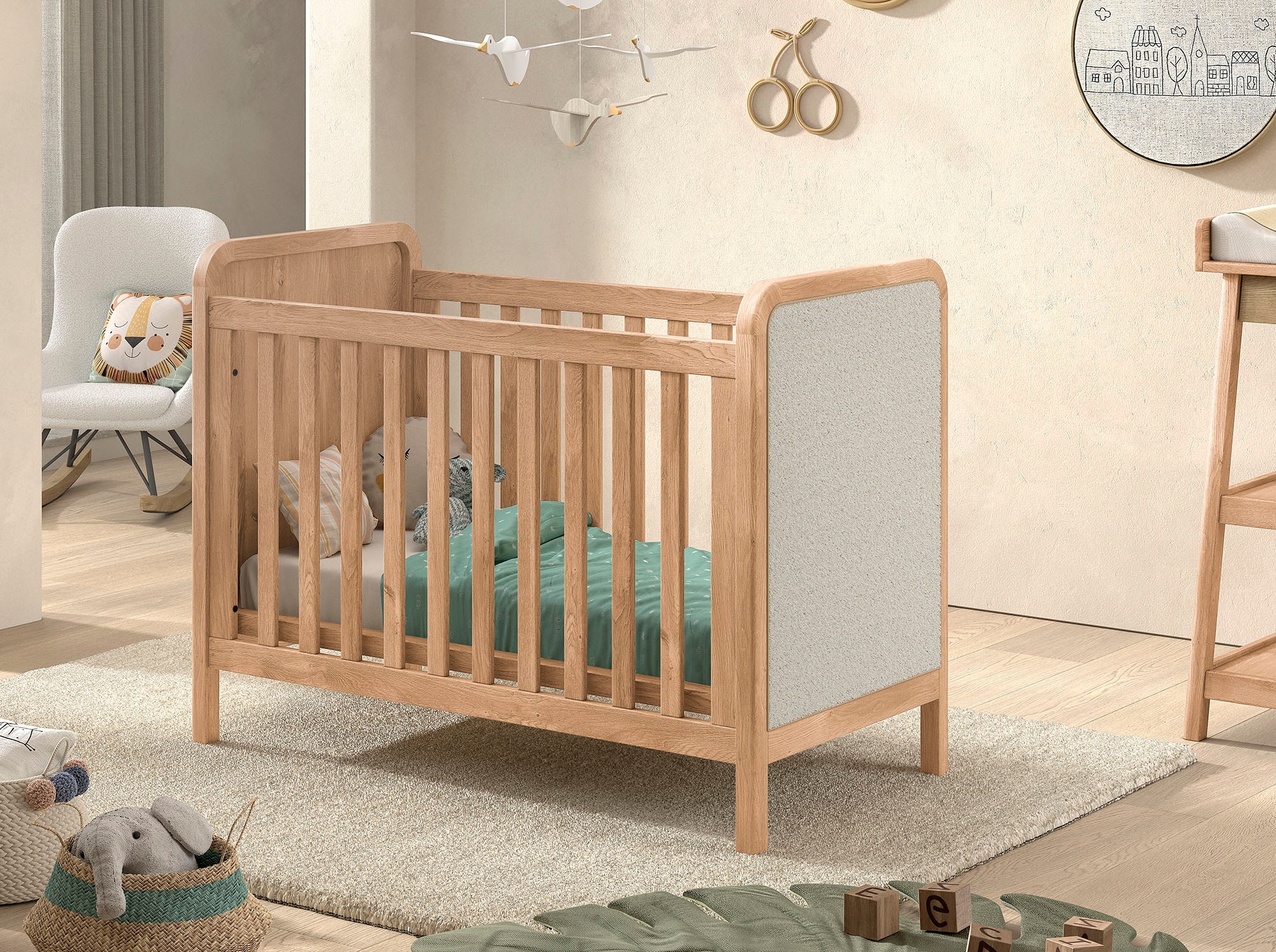 Vipack Babybett »Woods in klassiver Optik, wahlweise mit Rattan- oder Bouclé Optik« Eichenholz mit natürlichem Rattan oder Bouclé an Kopf- und Fußteil