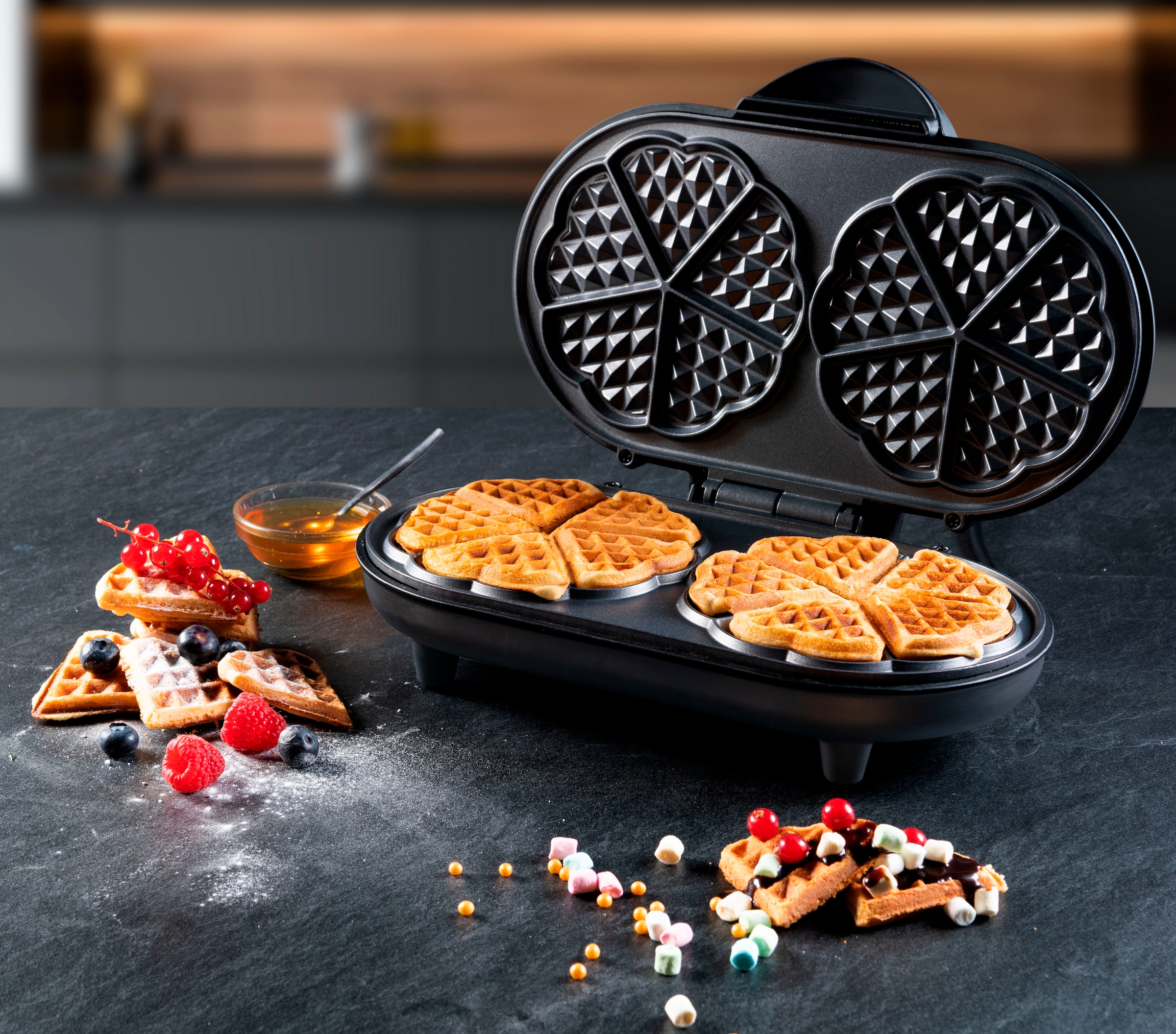 bestron Waffeleisen »ADWM1000BL«, 1200 W, Doppelwaffeleisen für klassische Herzwaffeln