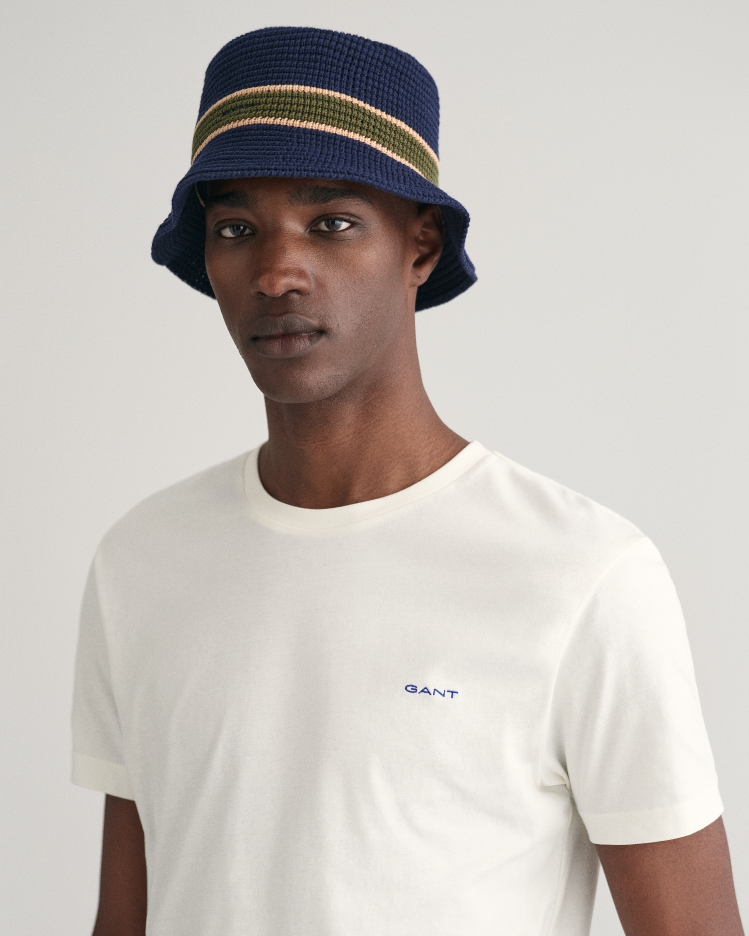Gant T-Shirt »CONTRAST LOGO SS T-SHIRT«, Kontrastfarbene Markenstickerei