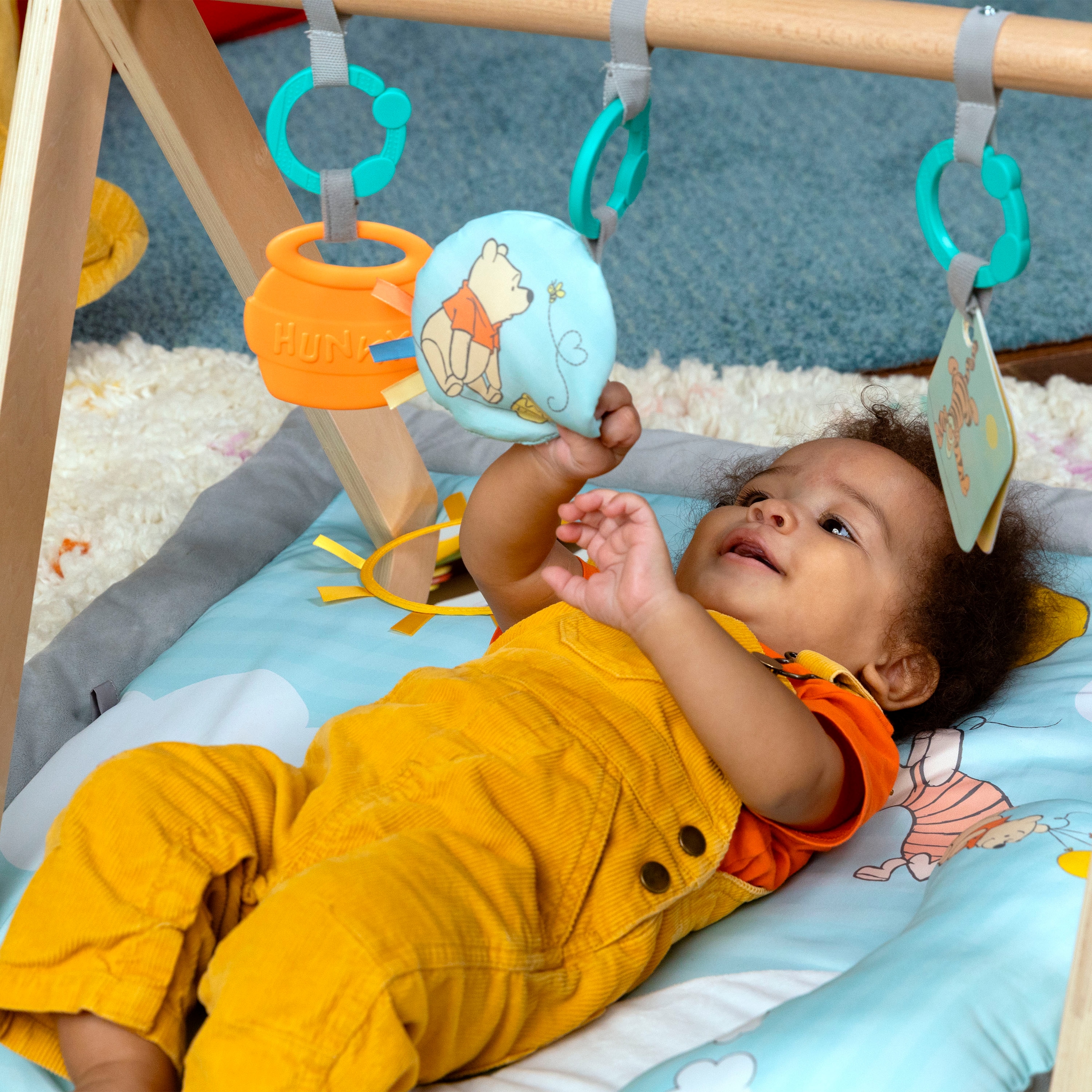 Bright Starts Spielbogen »WINNIE THE POOH Once Upon a Tummy Time ™ Activity Gym«, mit Plüschmatte und Stützkissen