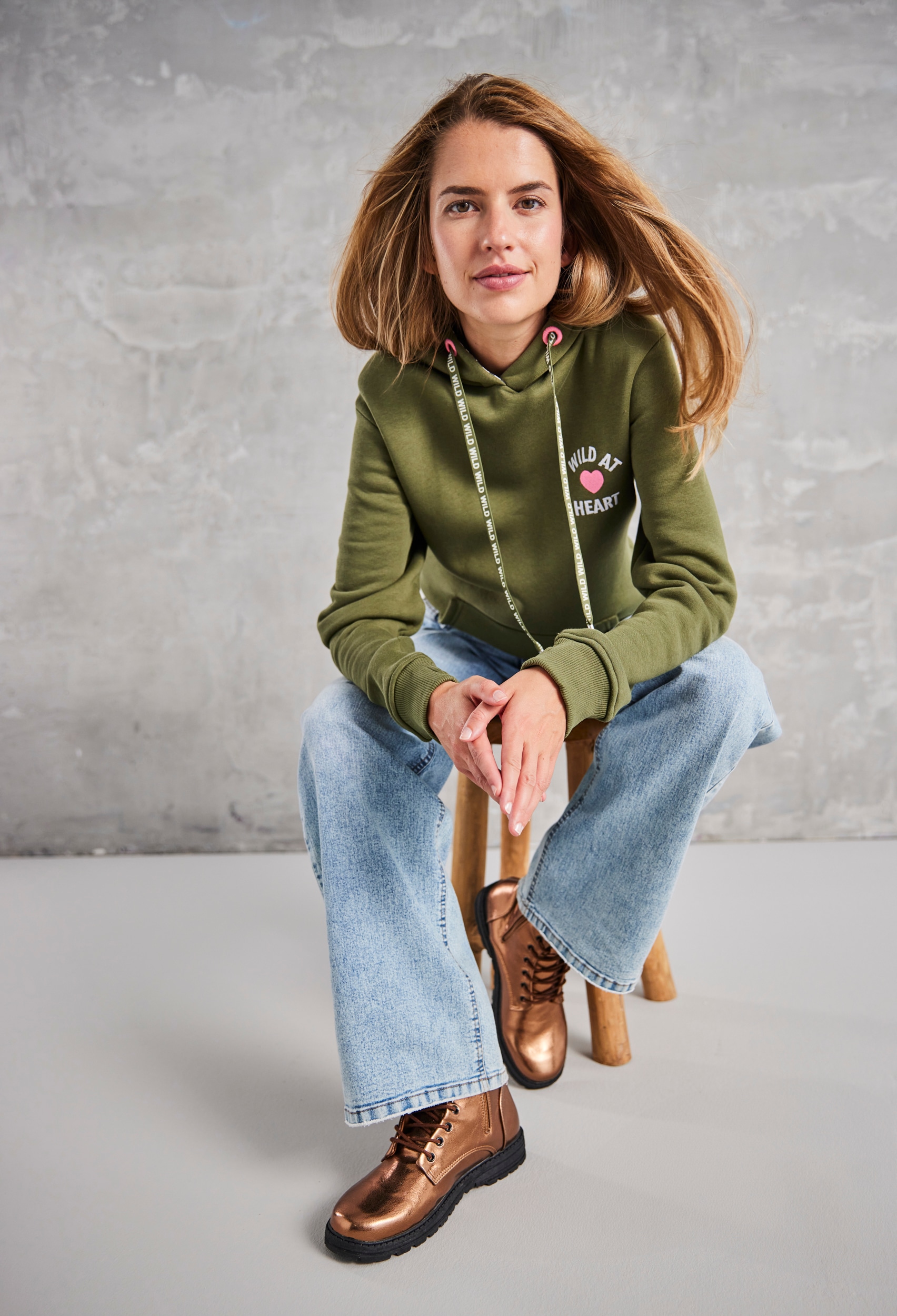 Zwillingsherz Hoodie »"Wild at heart"«, Leo Kapuze und Stickerei, bedruckter Kordelzug, gestrickte Bündchen