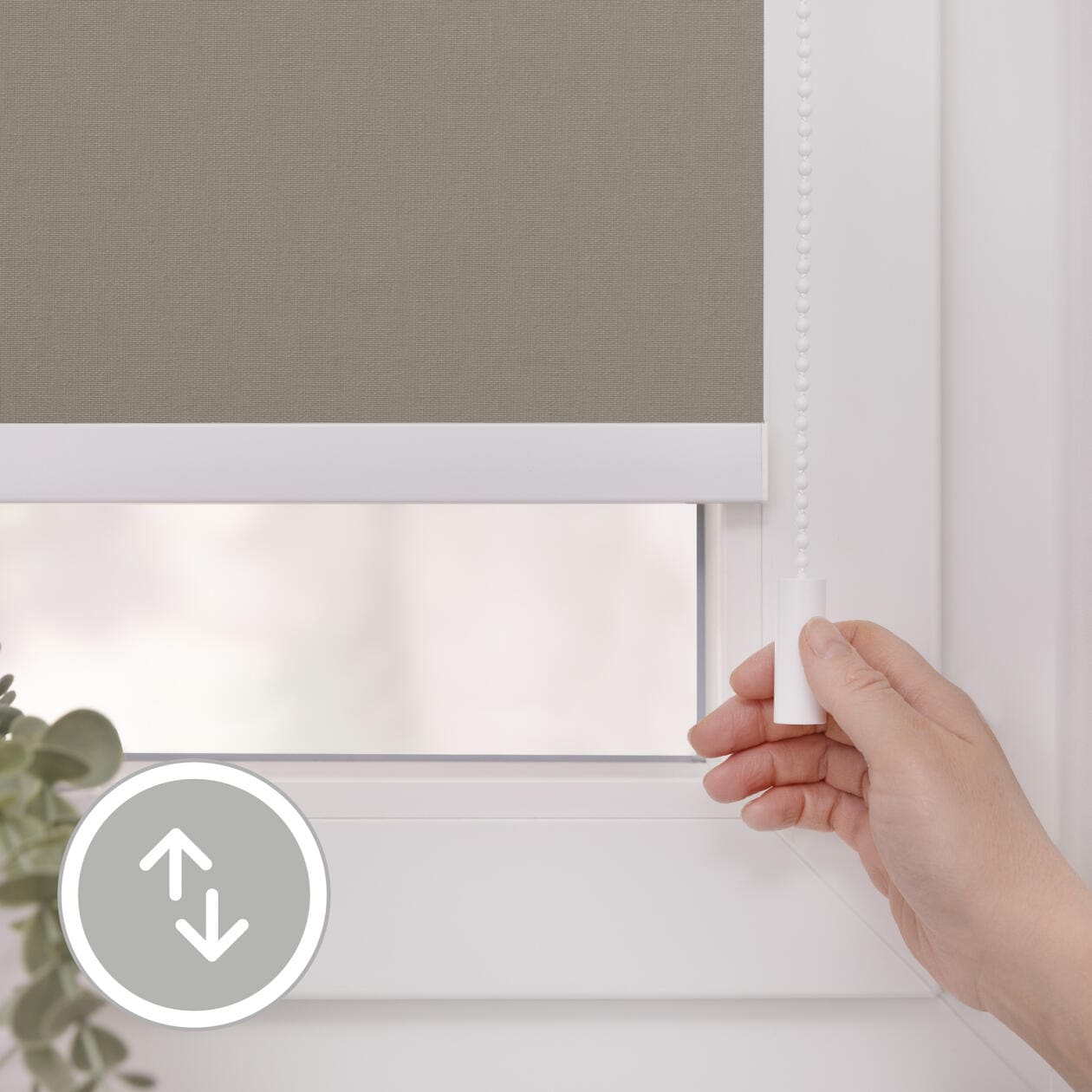 LICHTBLICK ORIGINAL Rollo »Klemmfix, ohne Bohren«, verdunkelnd, Blendschutz-Sichtschutz-Verdunkelung, mit Bohren/ohne Bohren, freihängend, Steuerbar mit Bluetooth-App, integrierter Elektromotor und Akku