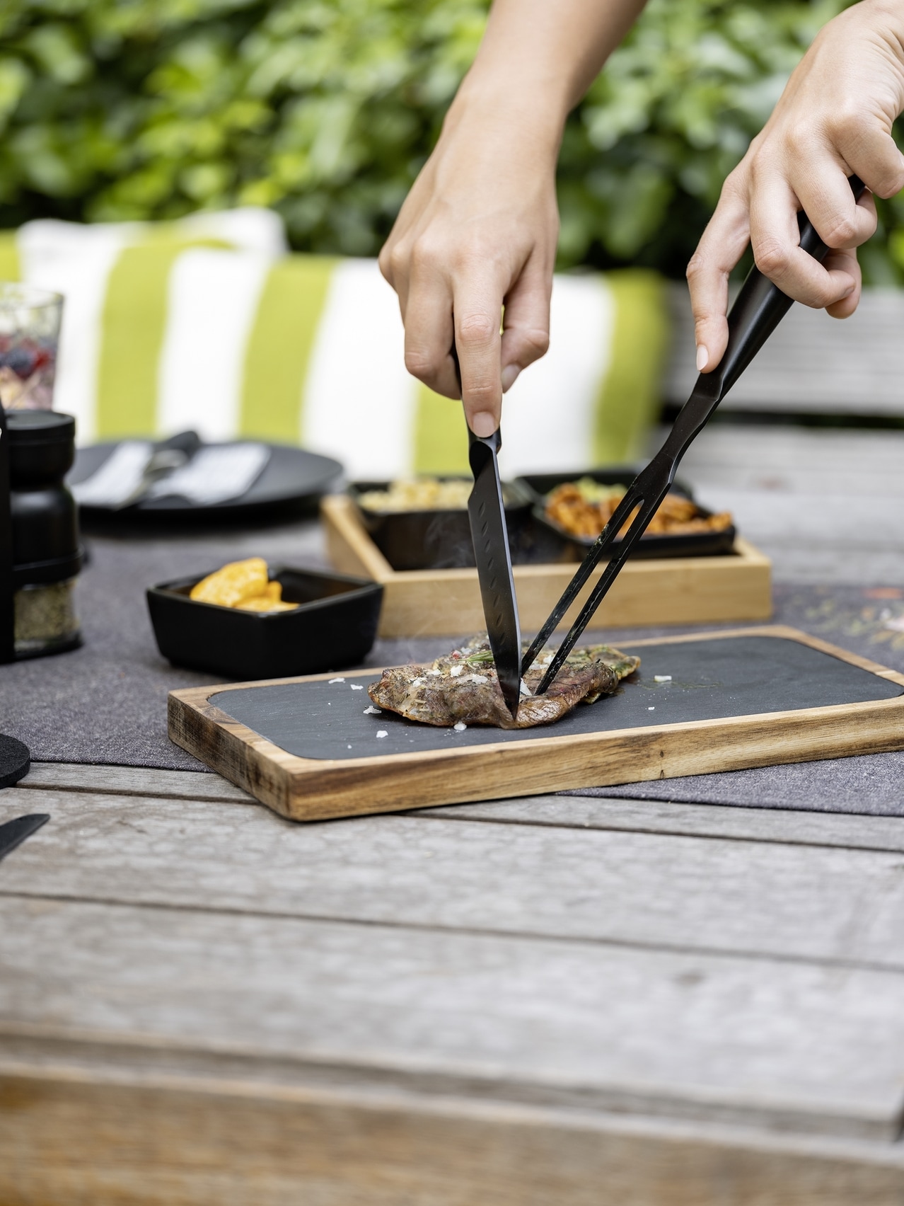 Thumbnail - WENKO Servierbrett "Modell Ava mit Fleischgabel & Messer" Tranchierset, Schneidebrett aus FSC zertifiziertem Akazienholz