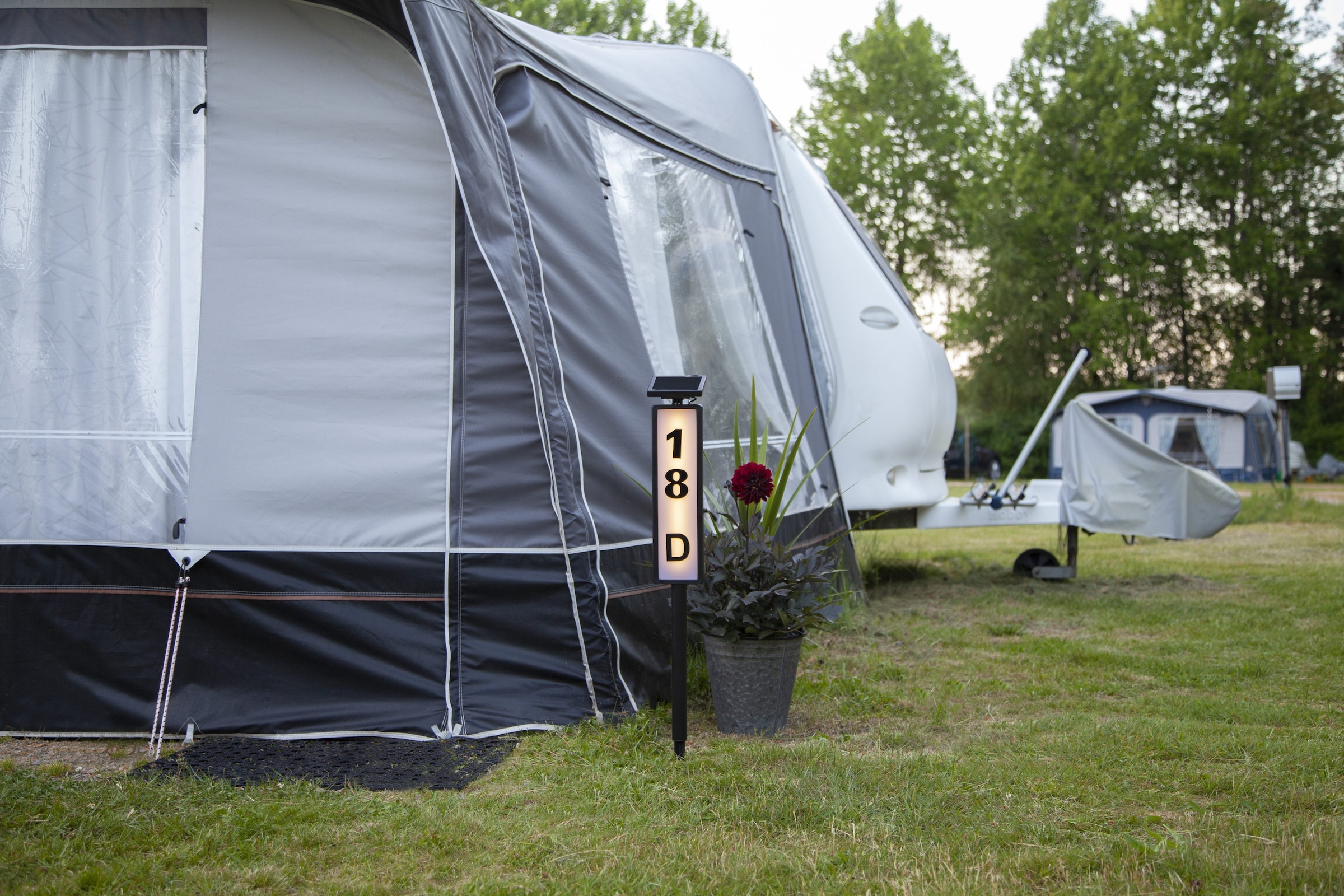 Parforce Traditional Hunting LED Solarleuchte »Solar-Wegleuchte Pathy« LED-Board 1 Stk. Warmweiß Hausnummernfunktion mit Sticker-Set, Dämmerungssensor