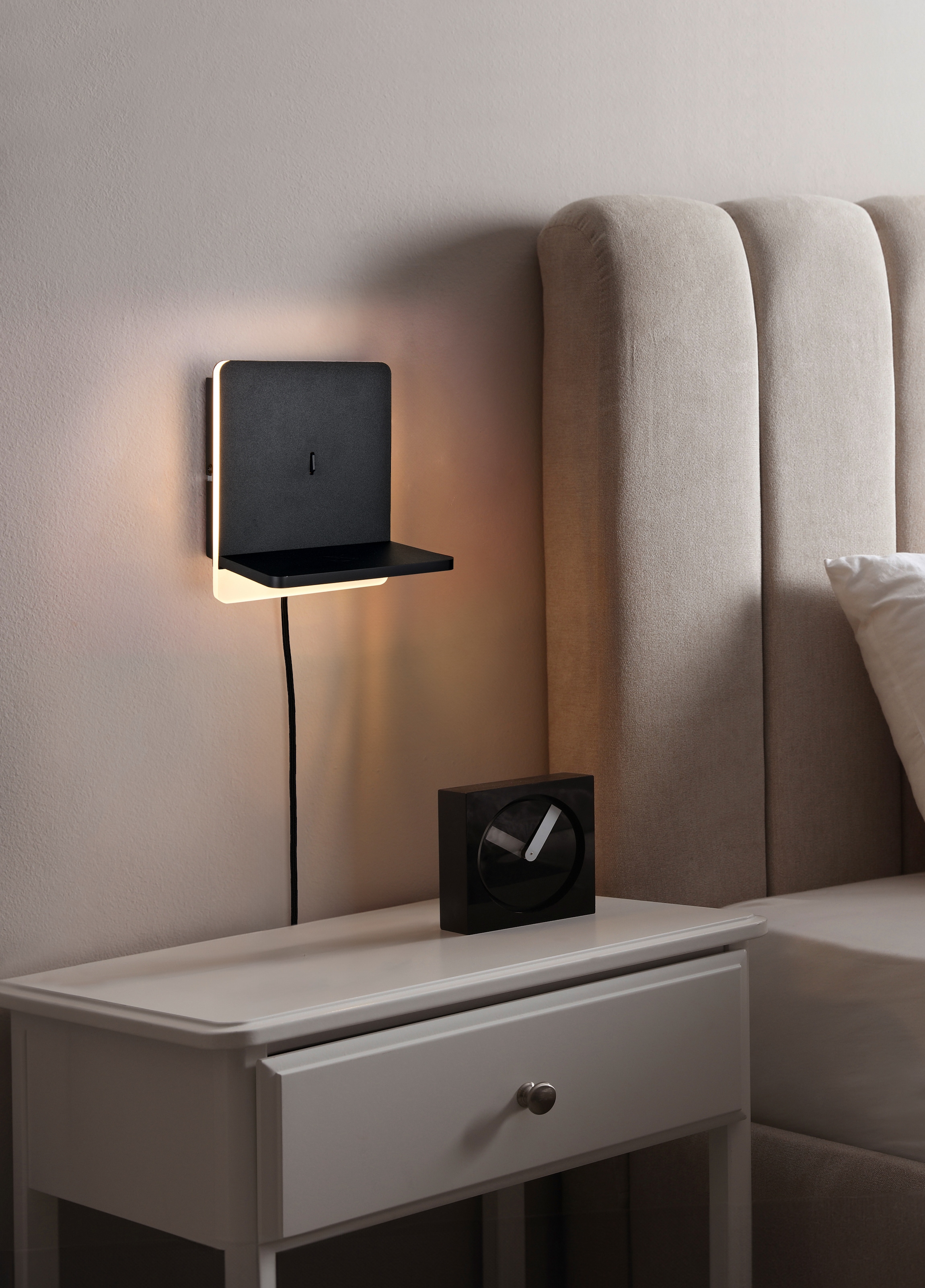 TRIO Leuchten LED Wandleuchte »FAIRFIELD, Wand Nachttischleuchte, induktive Ladestation USB-Anschluss« LED-Board 1 Stk. Warmweiß LED Wandleuchte 9W 950 Lumen warmweiß dimmbar indirektes Licht