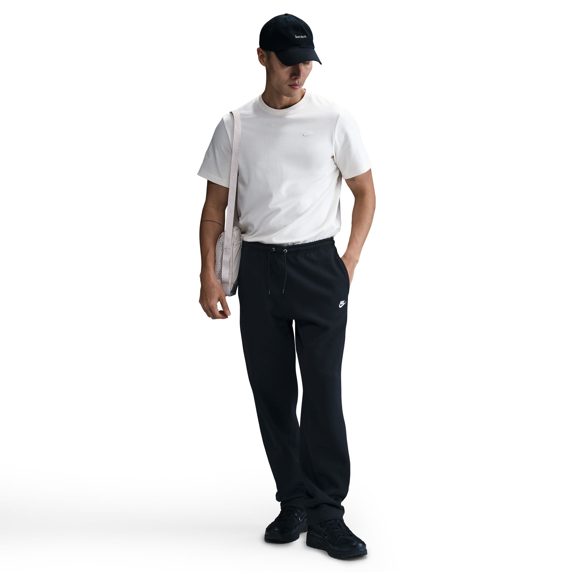 Nike Sportswear Sporthose »M NK CLUB BB OH PANT«  für Laufen und Leichtathletik, mit Eingrifftaschen und Gesäßtasche