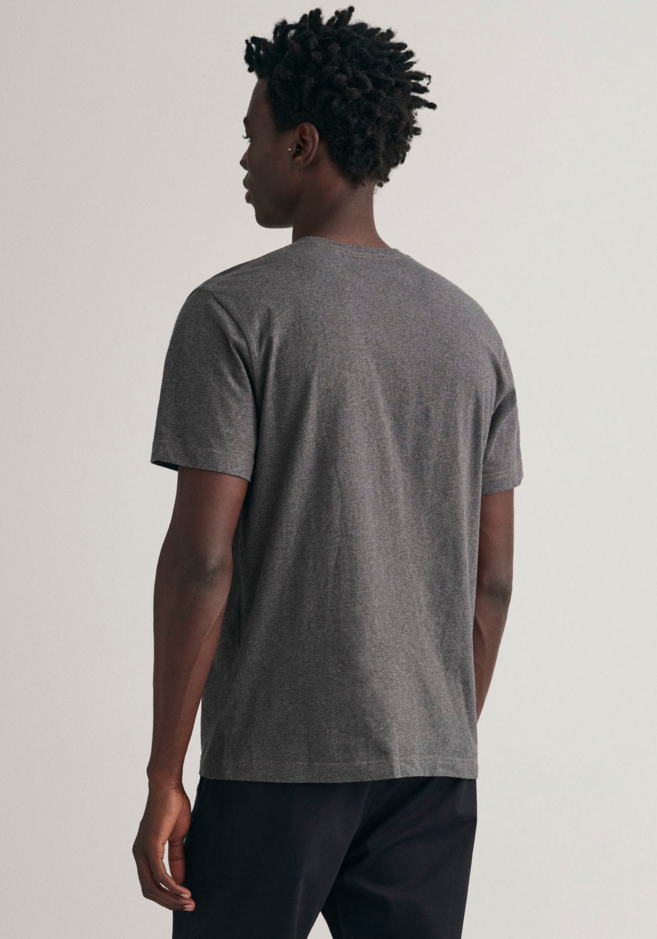 Gant T-Shirt "SLIM SHIELD V-NECK T-SHIRT", mit einer kleinen Logostickerei günstig online kaufen