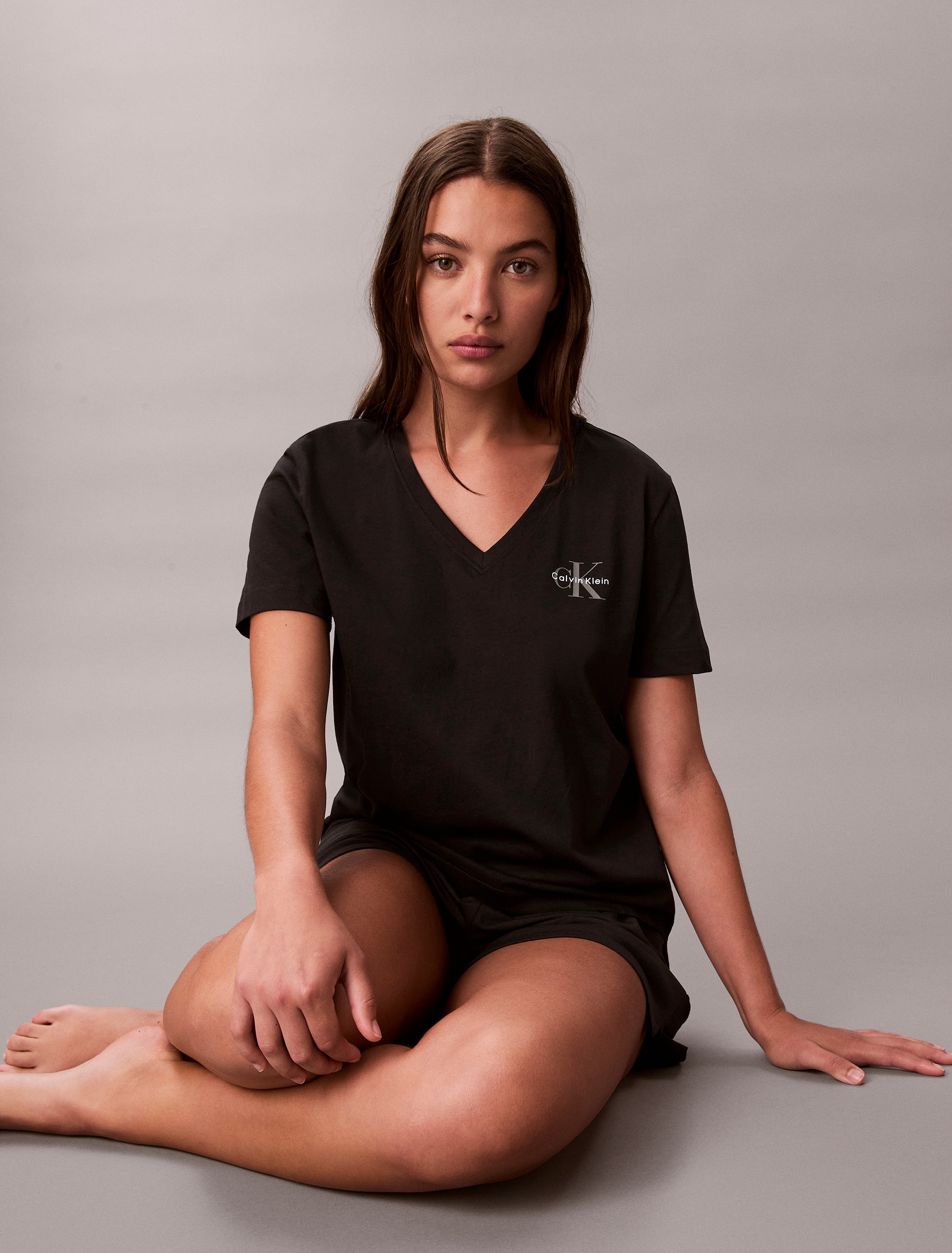 Calvin Klein Jeans Kurzarmshirt »A- Logo VN 2 pack Tee«, (Packung, 2er-Pack), Mit V-Ausschnitt
