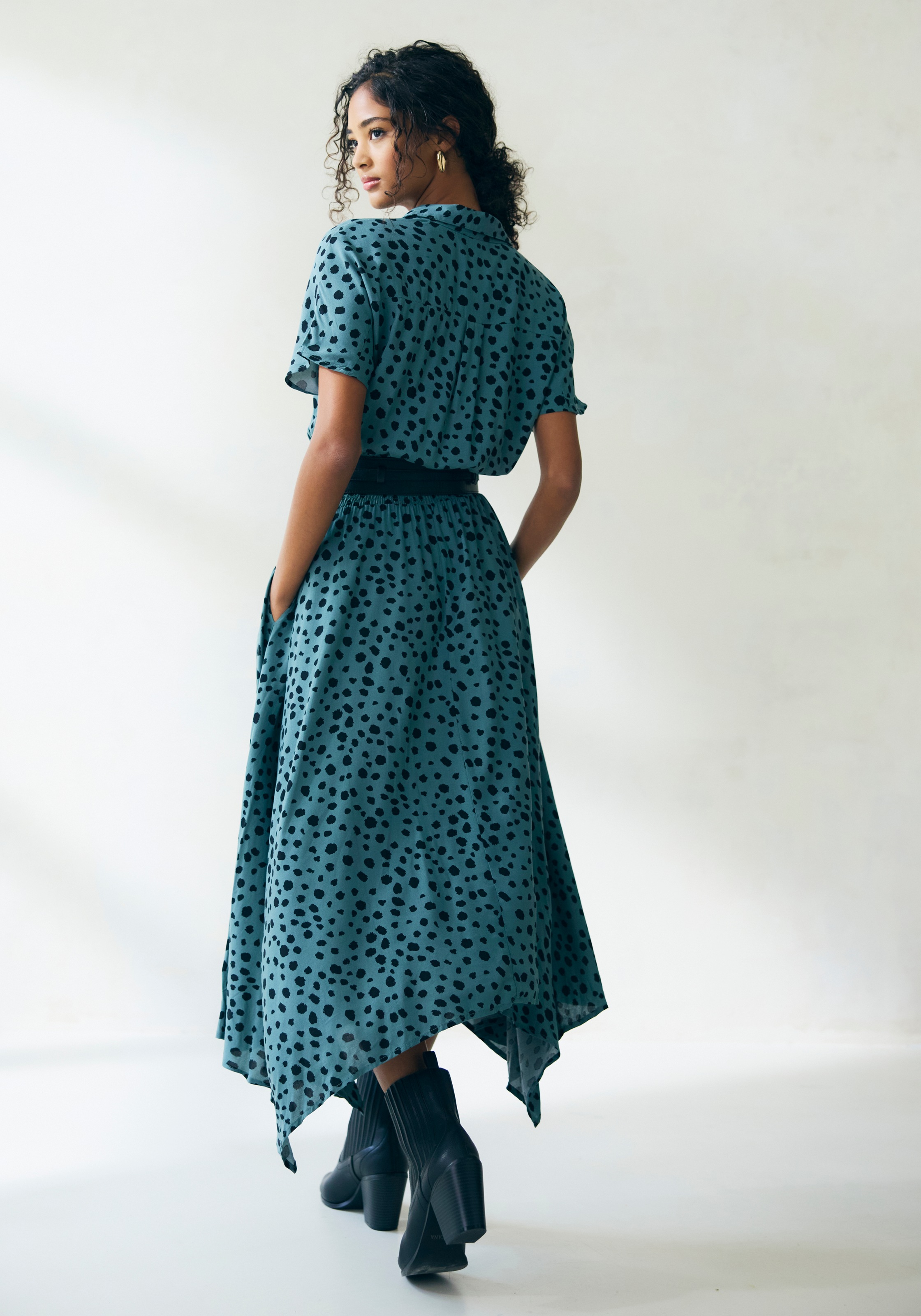 Thumbnail - LASCANA Druckkleid mit Punktedruck und asymmetrischem Saum, Hemdblusenkleid, Midikleid