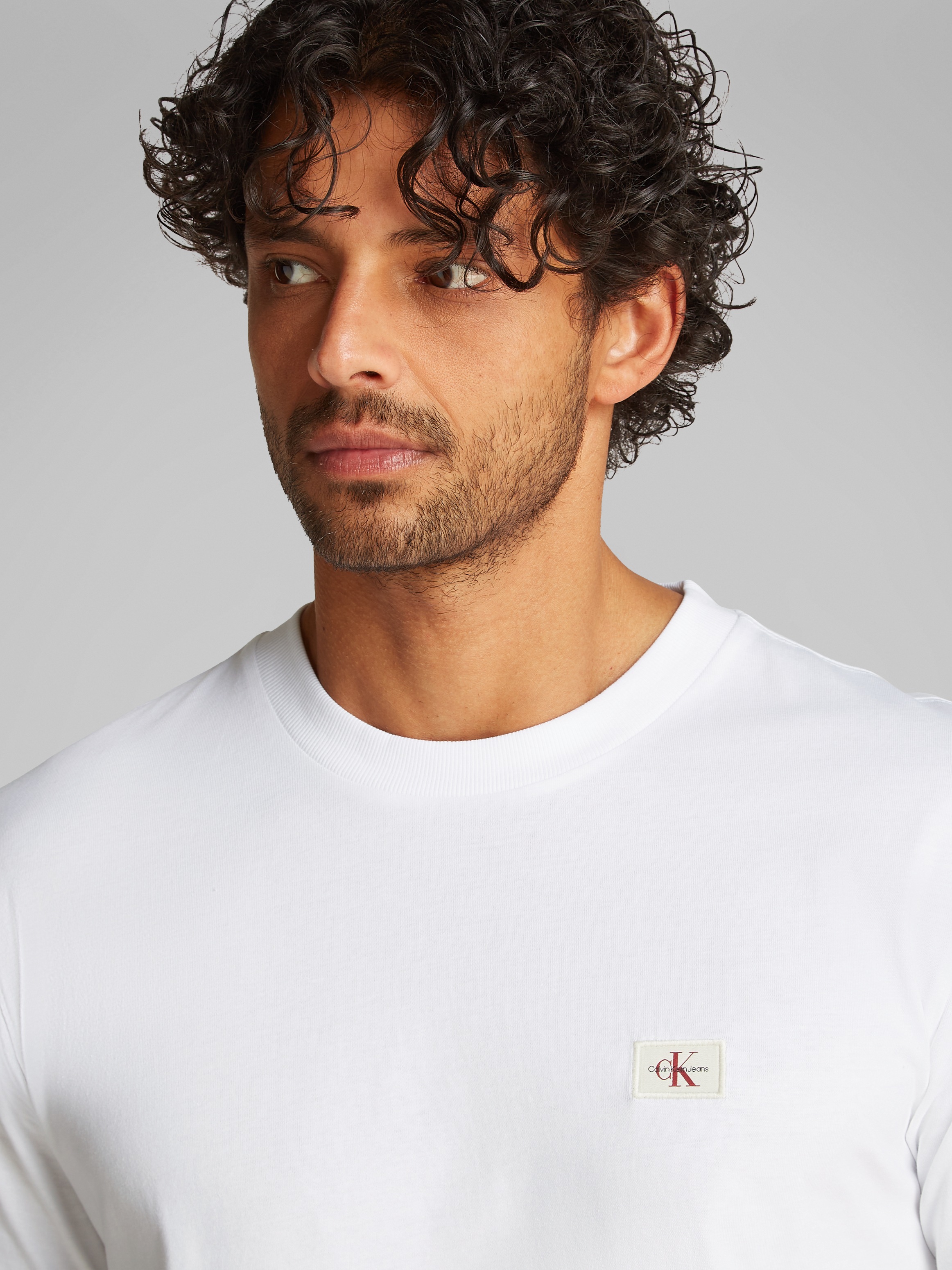 Calvin Klein Jeans Rundhalsshirt »WOVEN LABEL REGULAR TEE«, Logostickerei