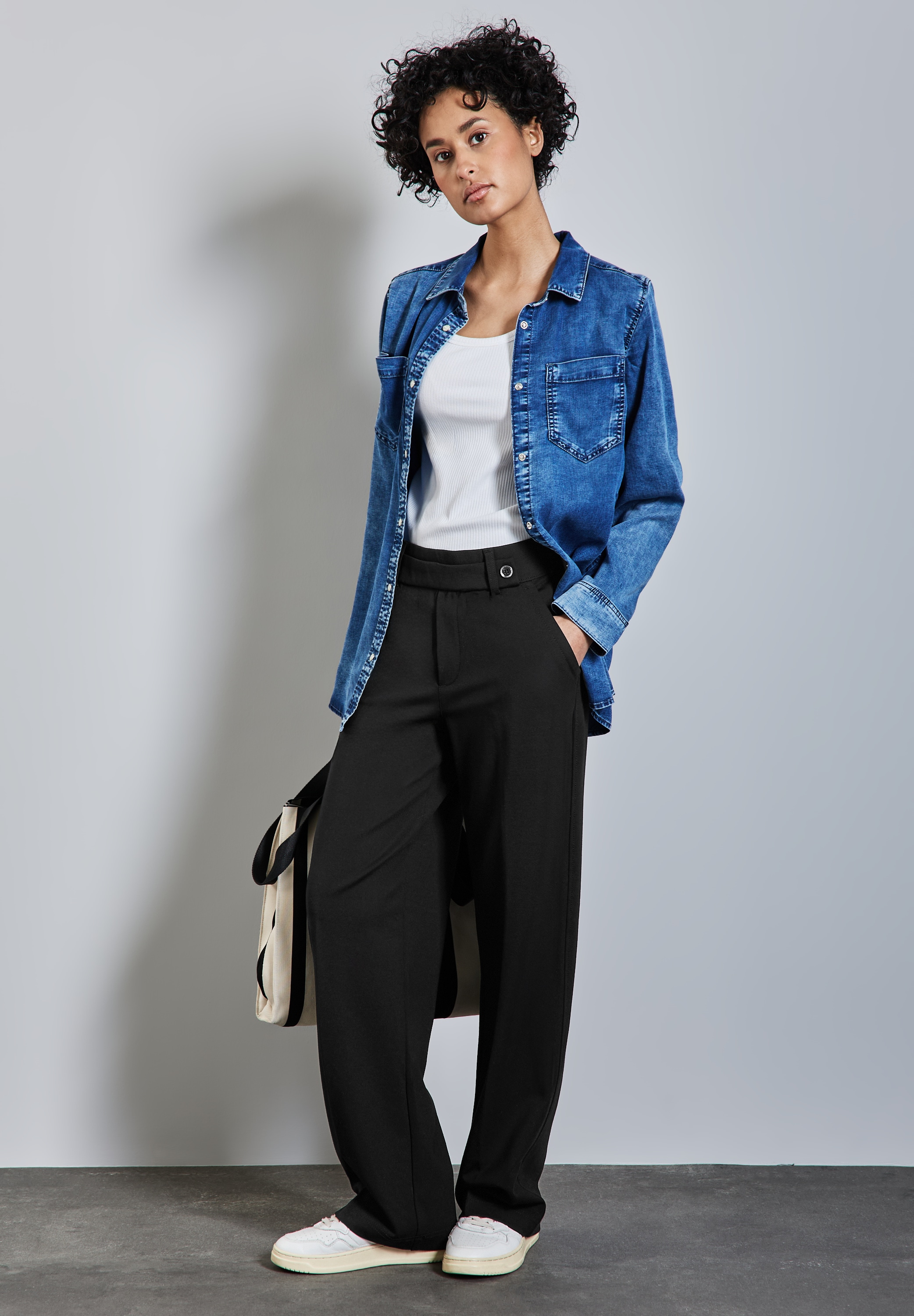 STREET ONE Stoffhose, mit Knopfdetail am Bund