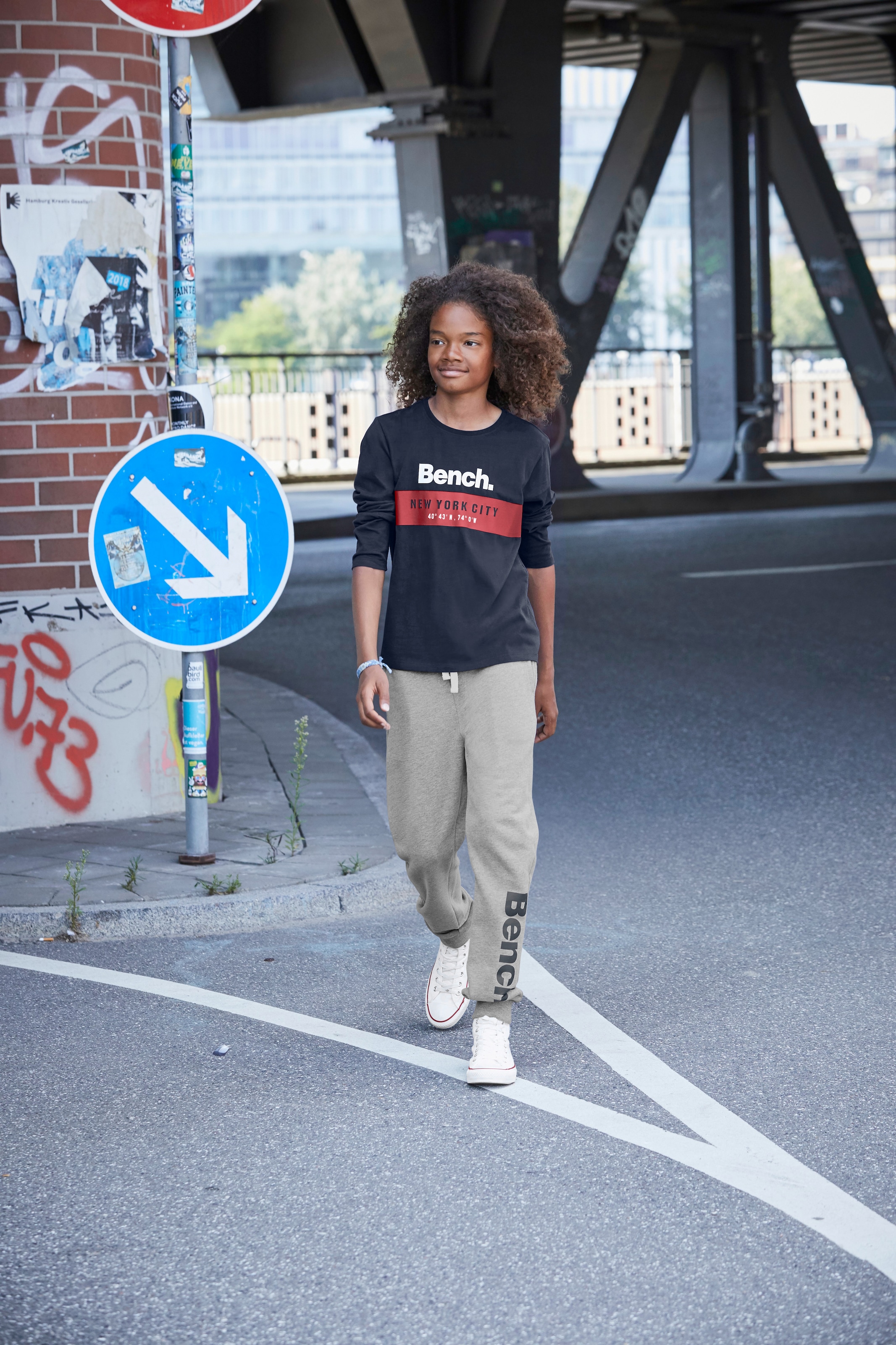 Bench. Sweathose »Basic«, großem BAUR mit bestellen Logo-Druck und Nahttaschen online 