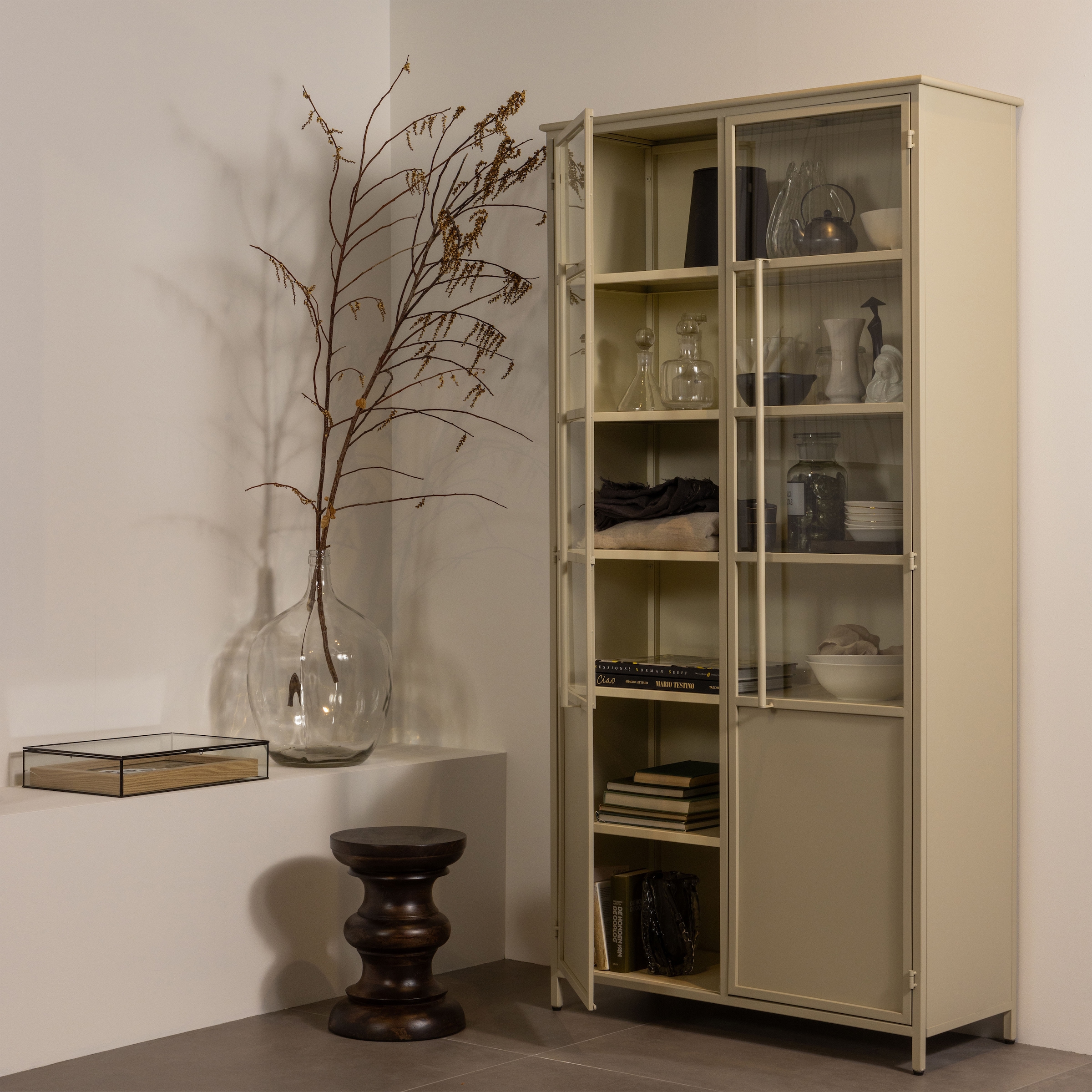 WOOOD Vitrine »WOOOD EXHIBIT XL 2-TÜRIG VITRINE SCHRANK METALL« Die Vitrine Exhibit aus mattem Metall bietet 5 robuste Einlegeböden.