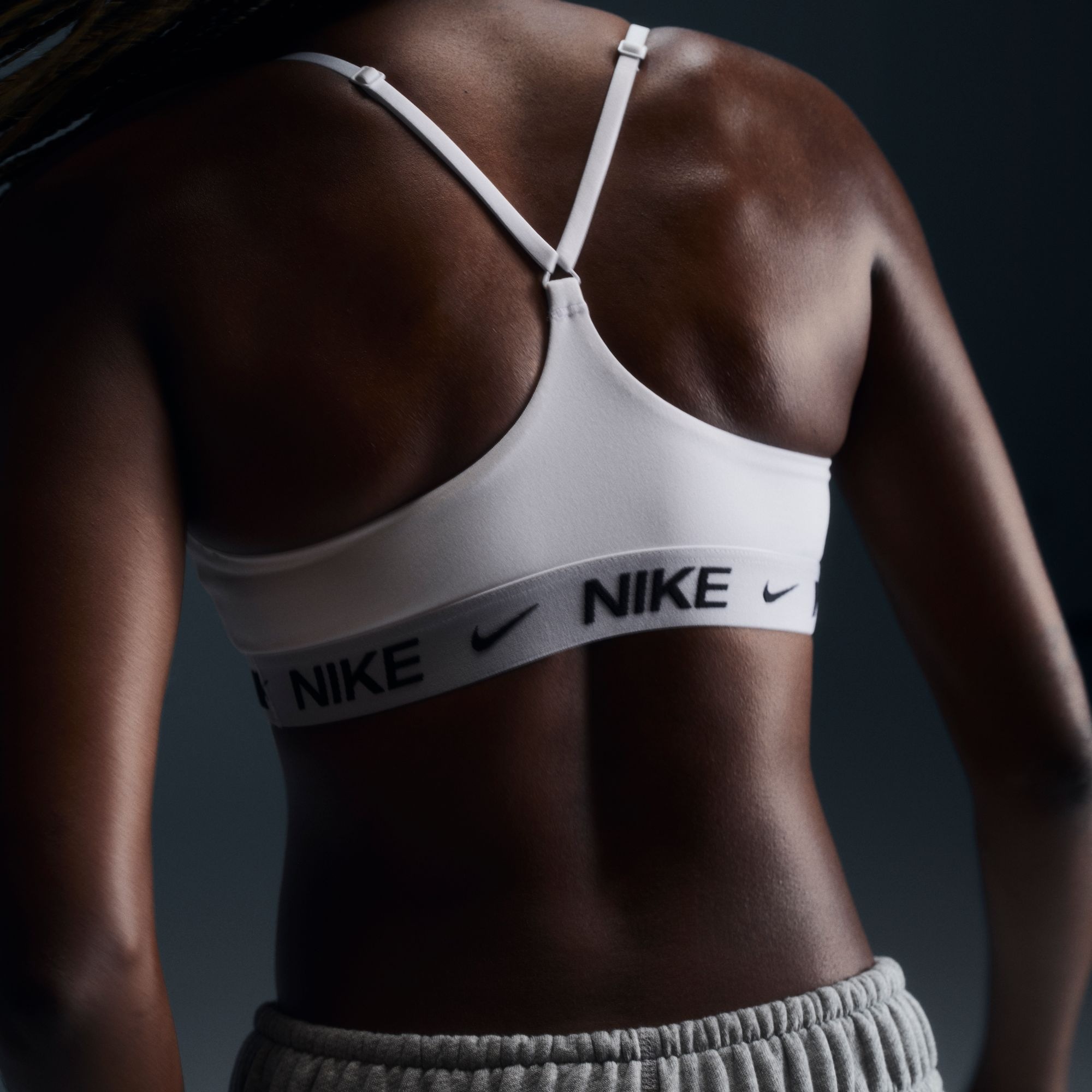 Thumbnail - Nike Tanktop "W NK DF INDY LGT SPT BRA" sportlicher Stil, für Fitness und sportliche Aktivitäten