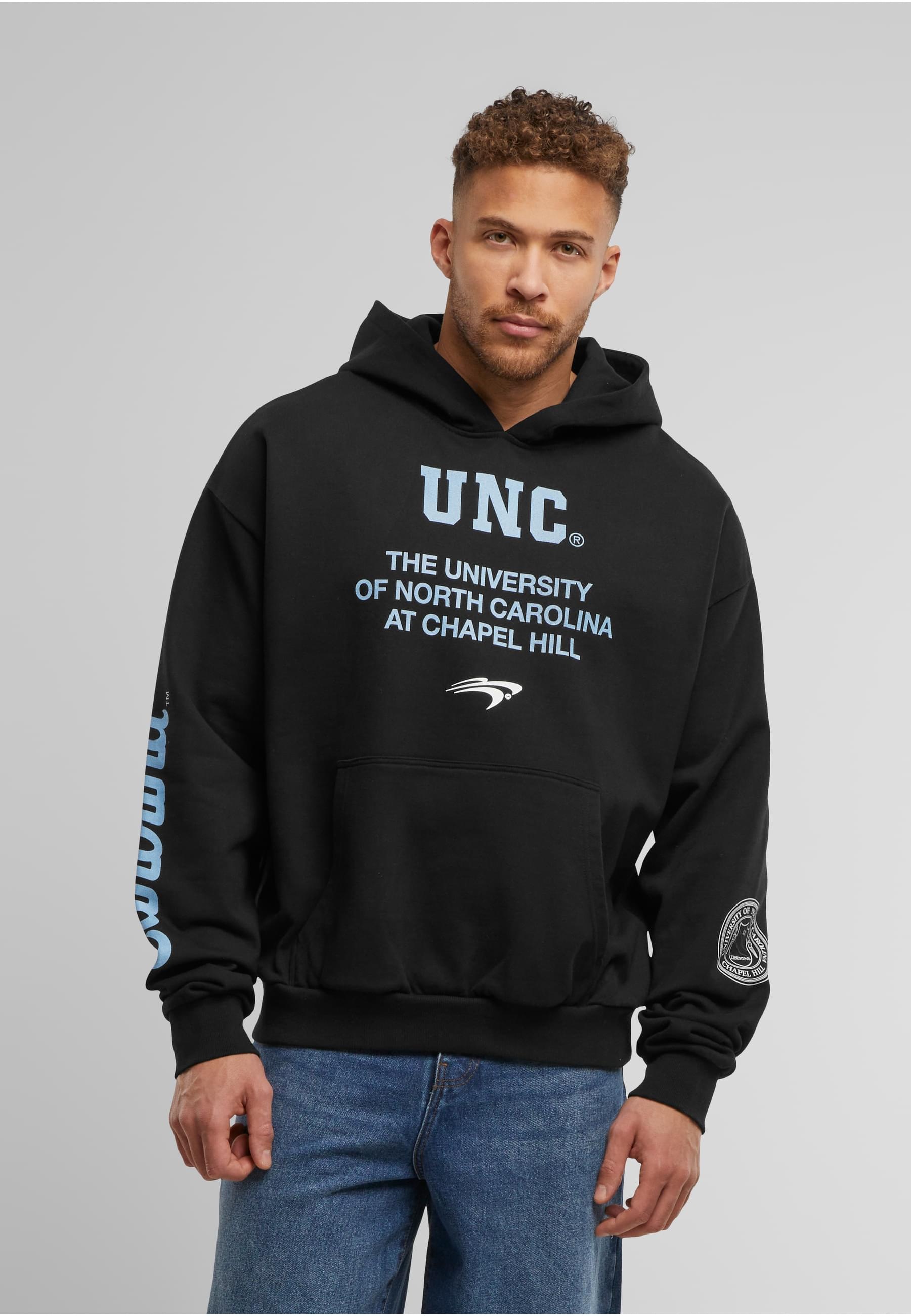 Thumbnail - Upscale by Mister Tee Kapuzensweatshirt "Upscale by Mister Tee North Carolina Multi Logo Oversize Hoody", 1 Stk.