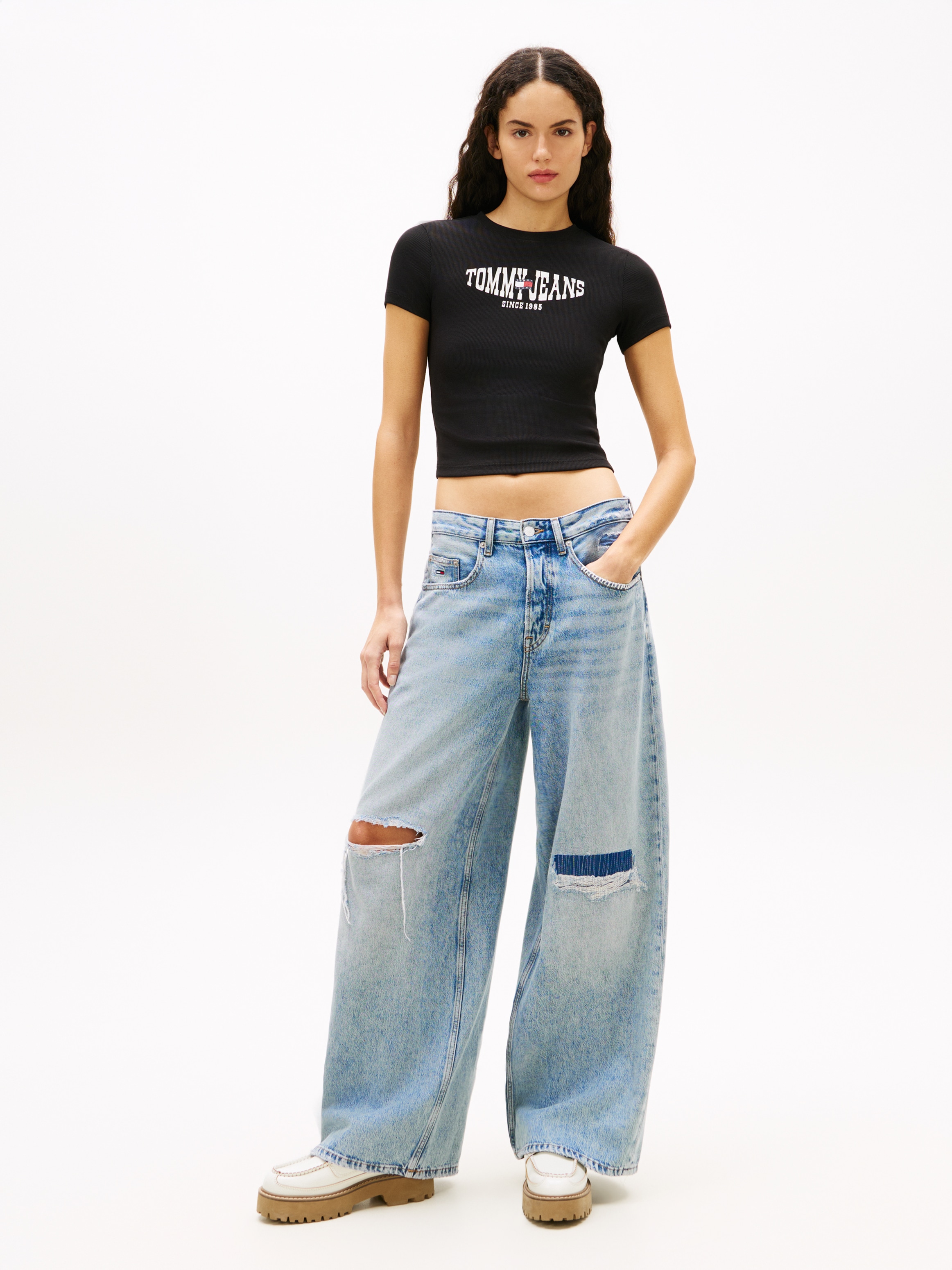 Tommy Jeans Kurzarmshirt »TJW SLIM SHORT WAVY FLAG SS TEE« mit Logoprint