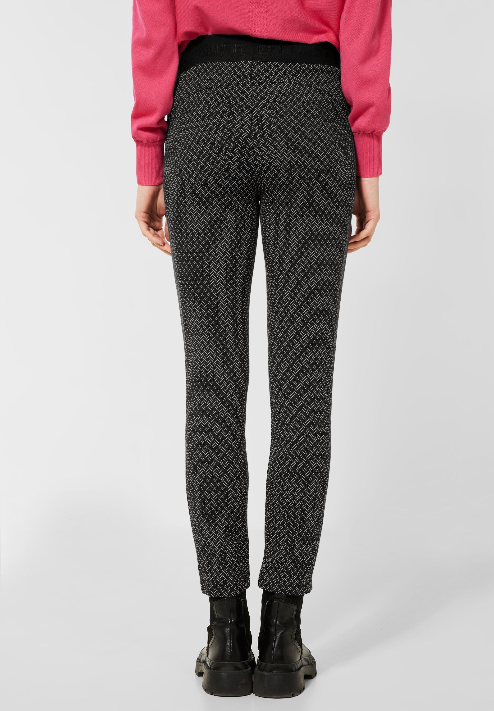 Artikel klicken und genauer betrachten! - Street One Skinny Fit Damenhose, High Waist, Skinny Legs, Jacquard, Zippertaschen, Teil-Elastikbund mit Wording, Jersey, Minimalmuster. Hi, this one`s for you! Feminine Skinny Fit Damenhose im Style Hope von Street One. In High Waist und mit Skinny Legs setzt sie die Kurven besonders stark in Szene. Das Jacquard zeigt sich im Minimalmuster. Der Teil-Elastikbund sitzt bequem und überrascht mit einem Wording. | im Online Shop kaufen