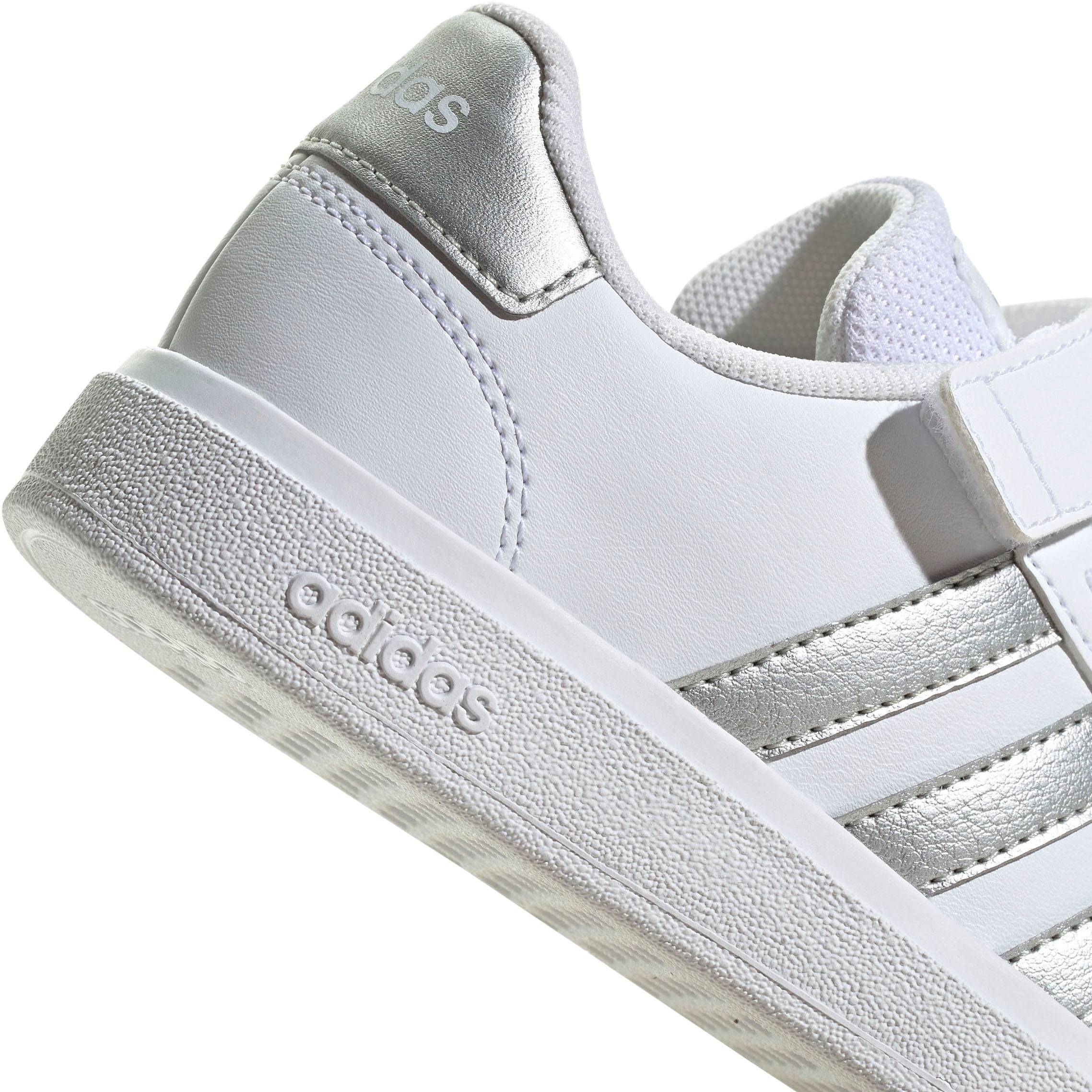 adidas Sportswear Klettschuh »GRAND COURT COURT ELASTIC LACE AND TOP STRAP«, Design auf den Spuren des adidas Superstar