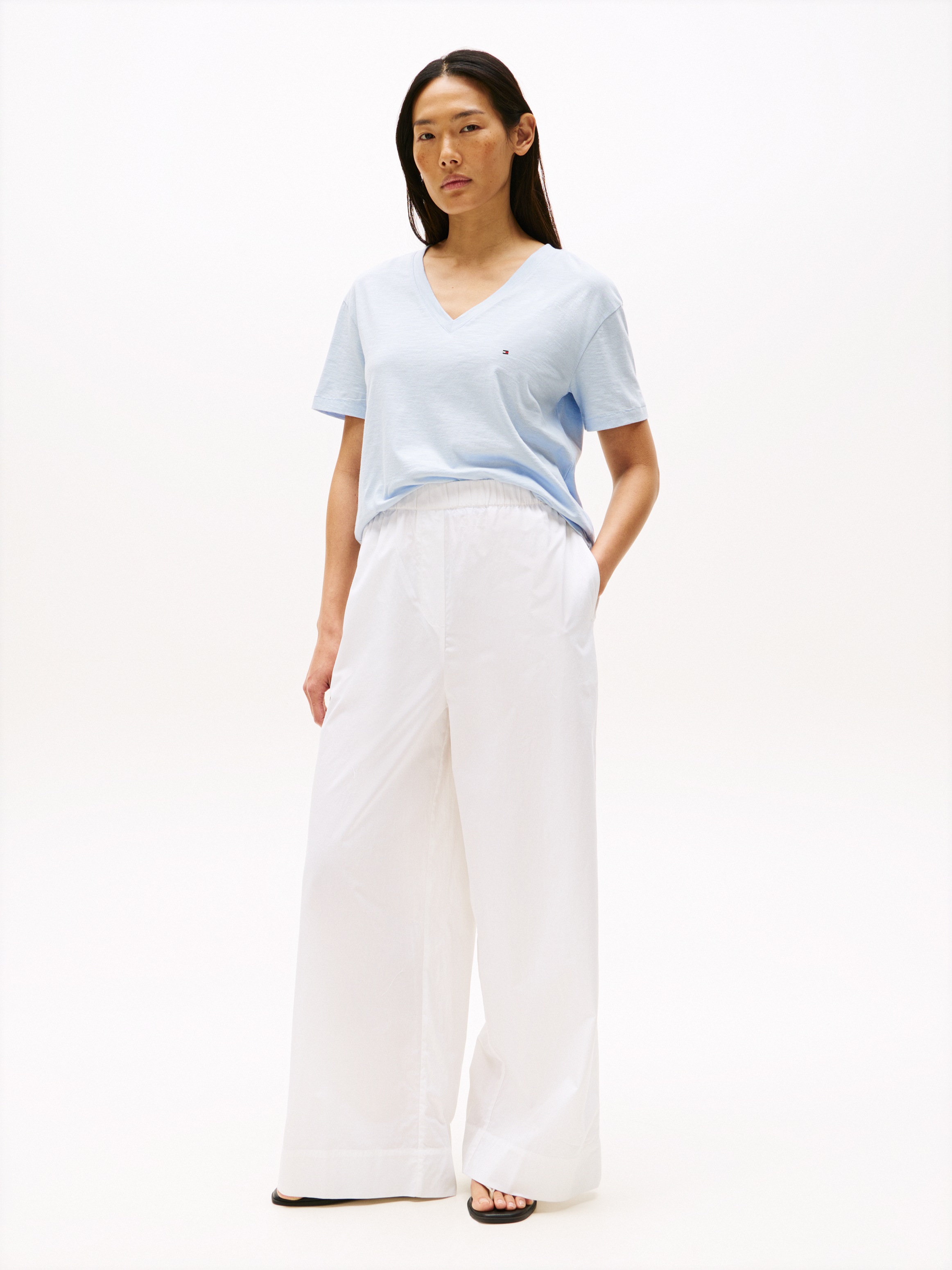 Tommy Hilfiger T-Shirt »SLUB CROP V-NK SS«, mit offener Kante, mit Logostickerei