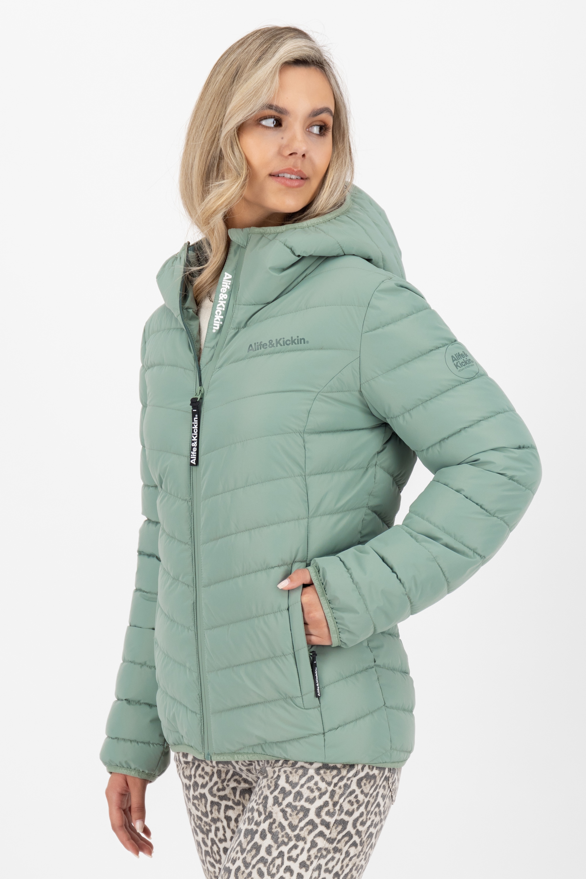 Alife & Kickin Winterjacke »Damen RabeaAK A«, Moderne Steppjacke mit gefütterter Kapuze in schmaler Passform