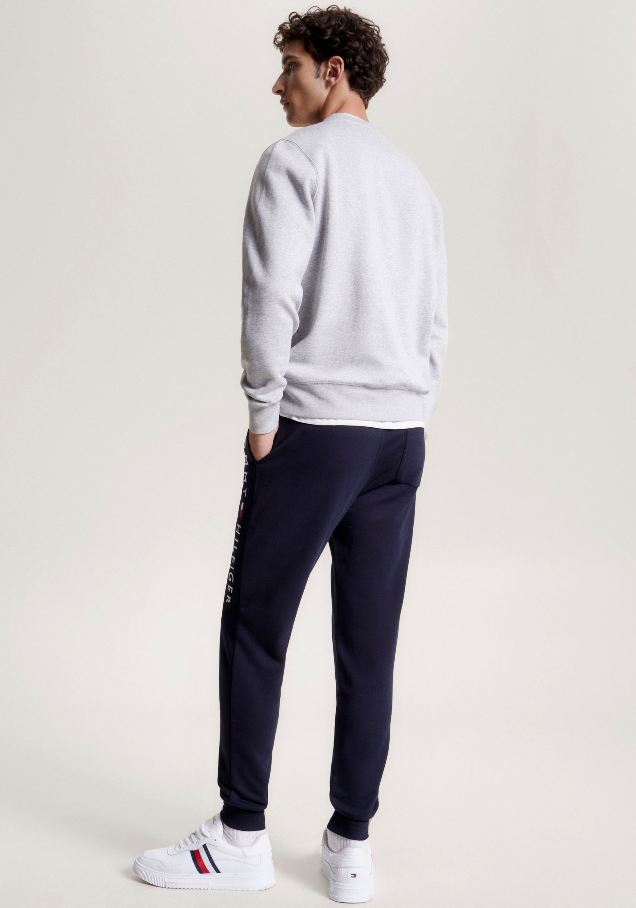 Tommy Hilfiger Sweatshirt »TOMMY LOGO SWEATSHIRT«, mit klassischem Rundhalsausschnitt