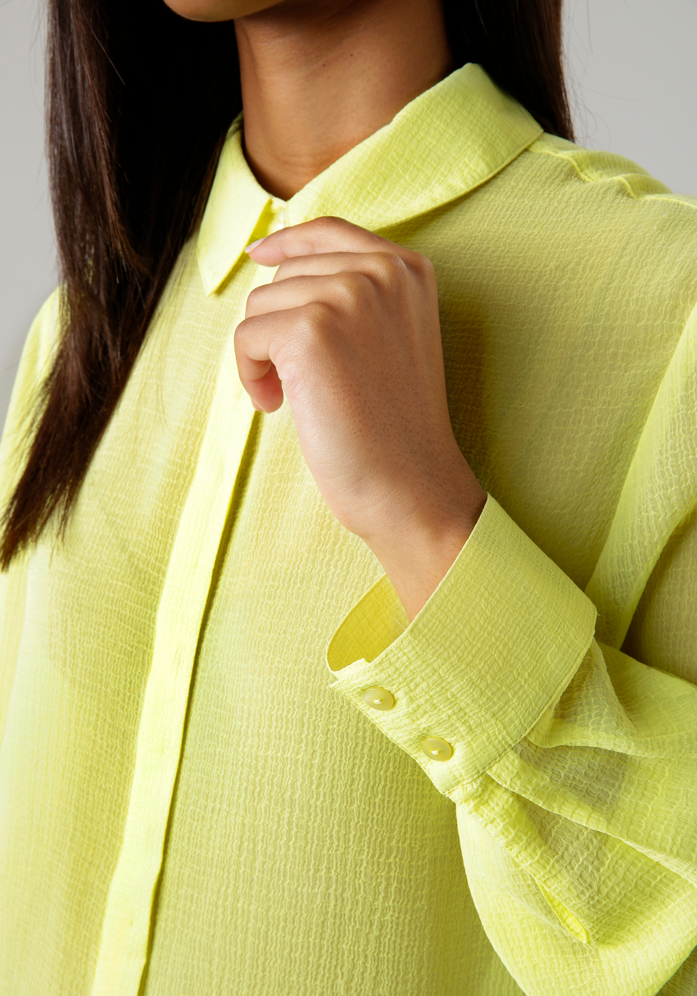 Aniston SELECTED Hemdbluse, kaufen BAUR NEUE mit Chiffon - für Strukturmuster transparentem KOLLEKTION | aus