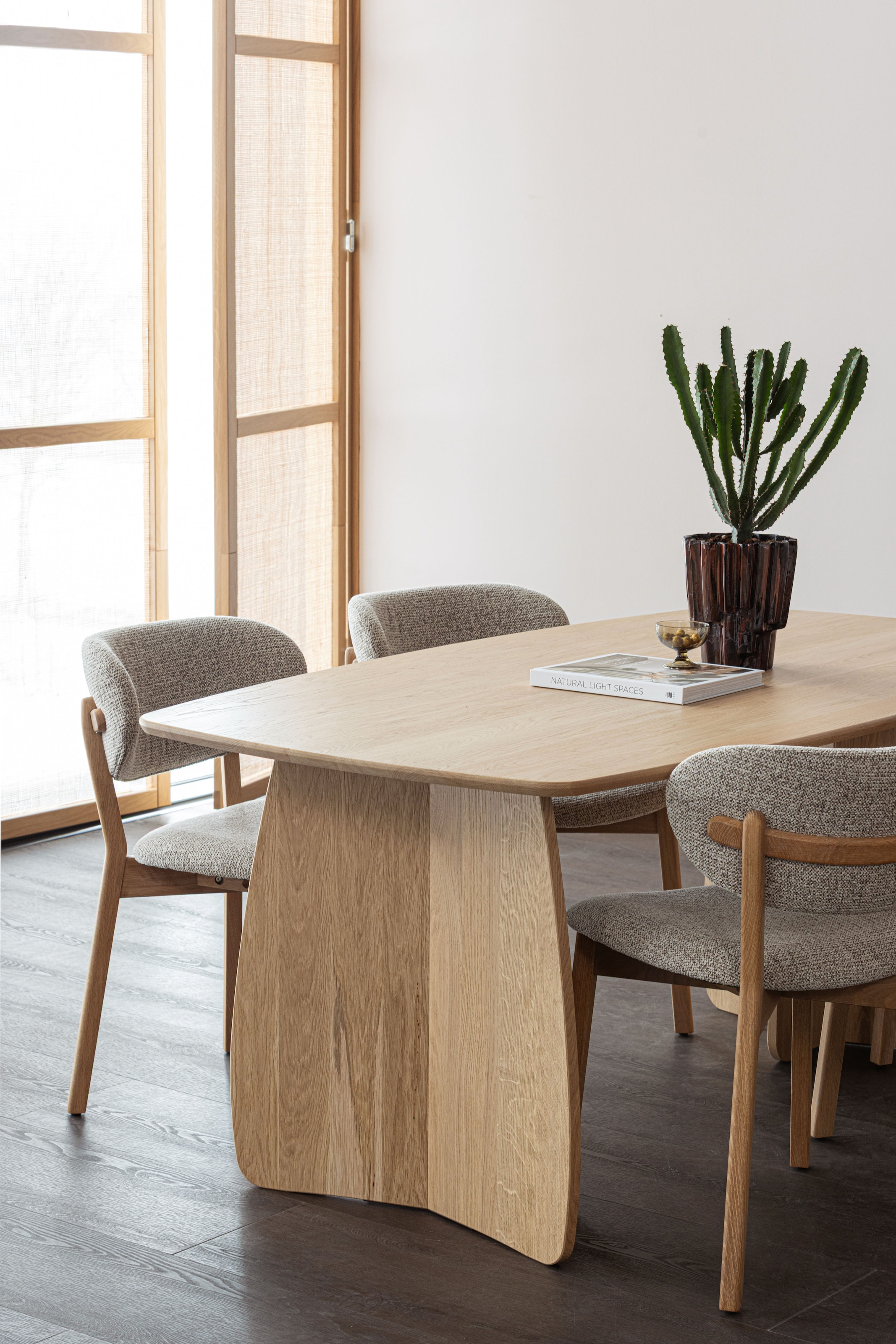 WOOOD Loungesessel »Udar mit Eichenholzgestell und More-Melange-Bezug, B68 x T75 x H76 cm« Sehr hohe Verschleißfestigkeit, Armlehnen integriert, Tragkraft 120 kg
