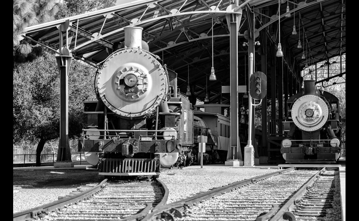 Papermoon Fototapete "Bahnhof Schwarz & Weiß"