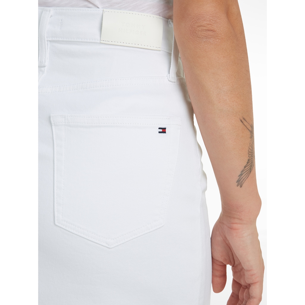 Tommy Hilfiger Jeansrock »DNM A-LINE SKIRT HW WHITE«, Webrock mit Logostickerei