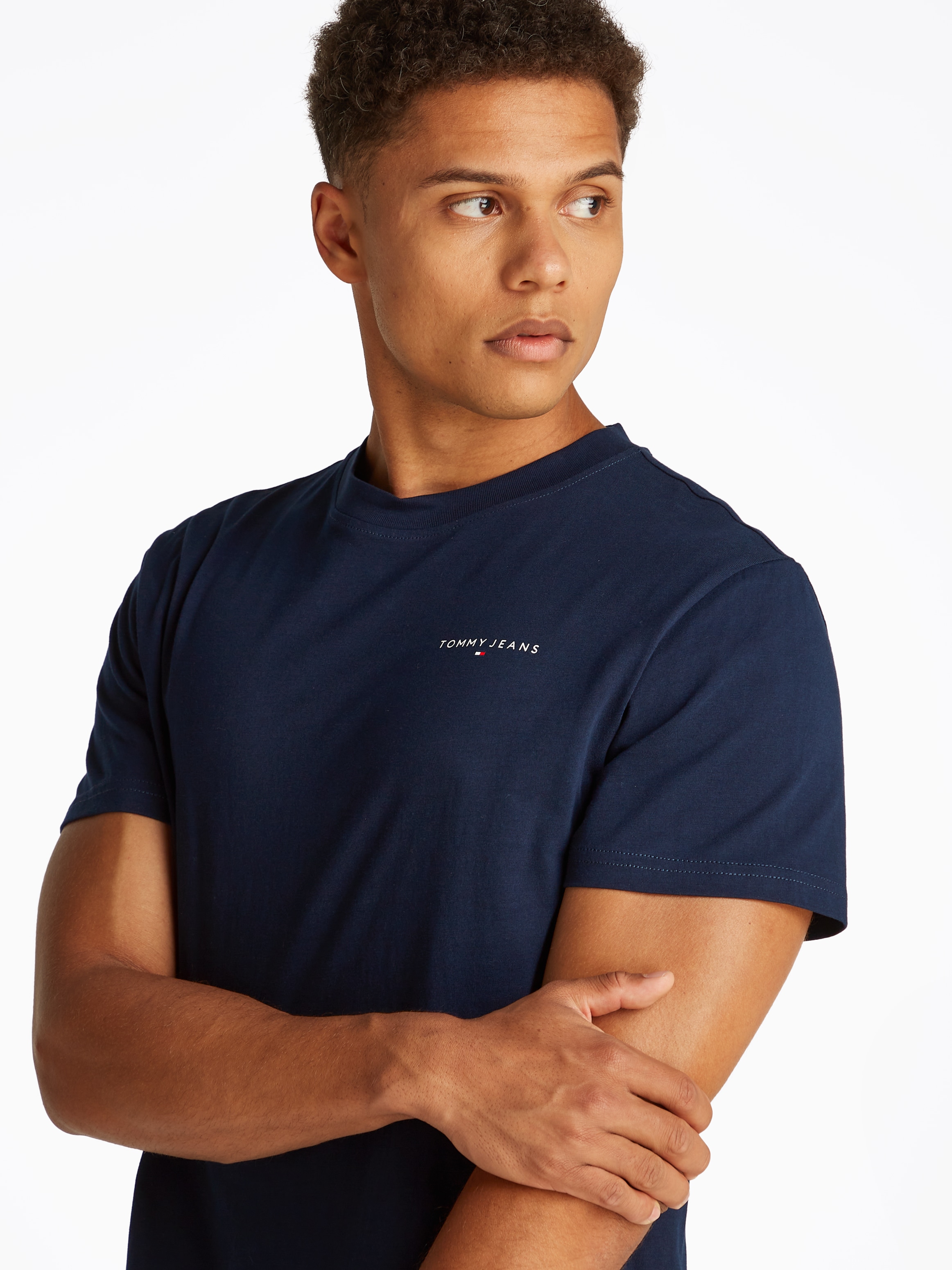 Tommy Jeans Plus Rundhalsshirt »TJM SLIM LINEAR CHEST SS TEE EXT«, in Großen Größen, Logodruck